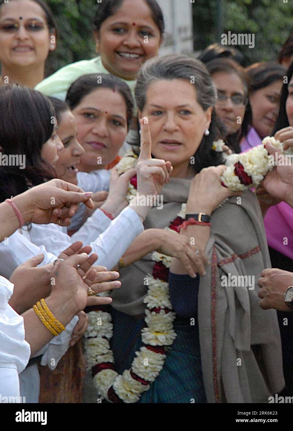 Bildnummer: 53848624 Datum: 10.03.2010 Copyright: imago/Xinhua (100310) -- NUOVA DELHI, 10 marzo 2010 (Xinhua) -- la presidente dell'Indian United Progressive Alliance (UPA) e presidente del Partito del Congresso Sonia Gandhi è felicitata per il suo ruolo nel passare il Women's Reservation Bill, nella sua residenza a nuova Delhi, capitale dell'India, il 10 marzo 2010. Il controverso e storico Women's Reservation Bill, che garantisce il 33% di riserva alle donne in Parlamento e organi legislativi statali, è stato approvato martedì nel Rajya Sabha, la camera alta del Parlamento indiano.(Xinhua/ParthaxSarkar) (gxr) (3)INDIA- Foto Stock
