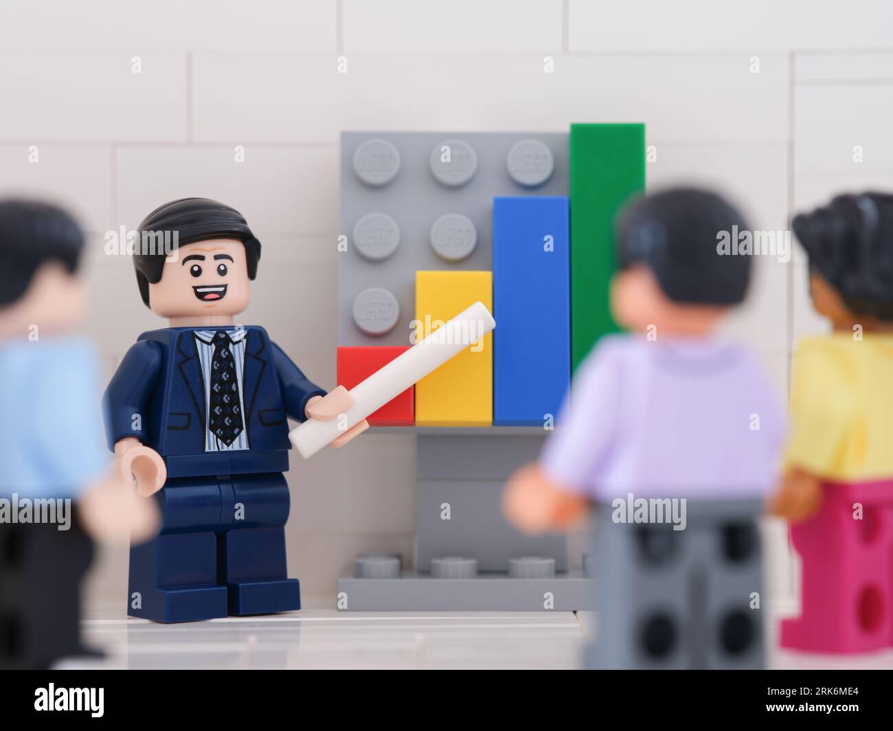 Tambov, Federazione Russa - 26 luglio 2023 Lego business people minifigure che hanno un incontro e discutono grafici che mostrano i risultati del loro successo Foto Stock