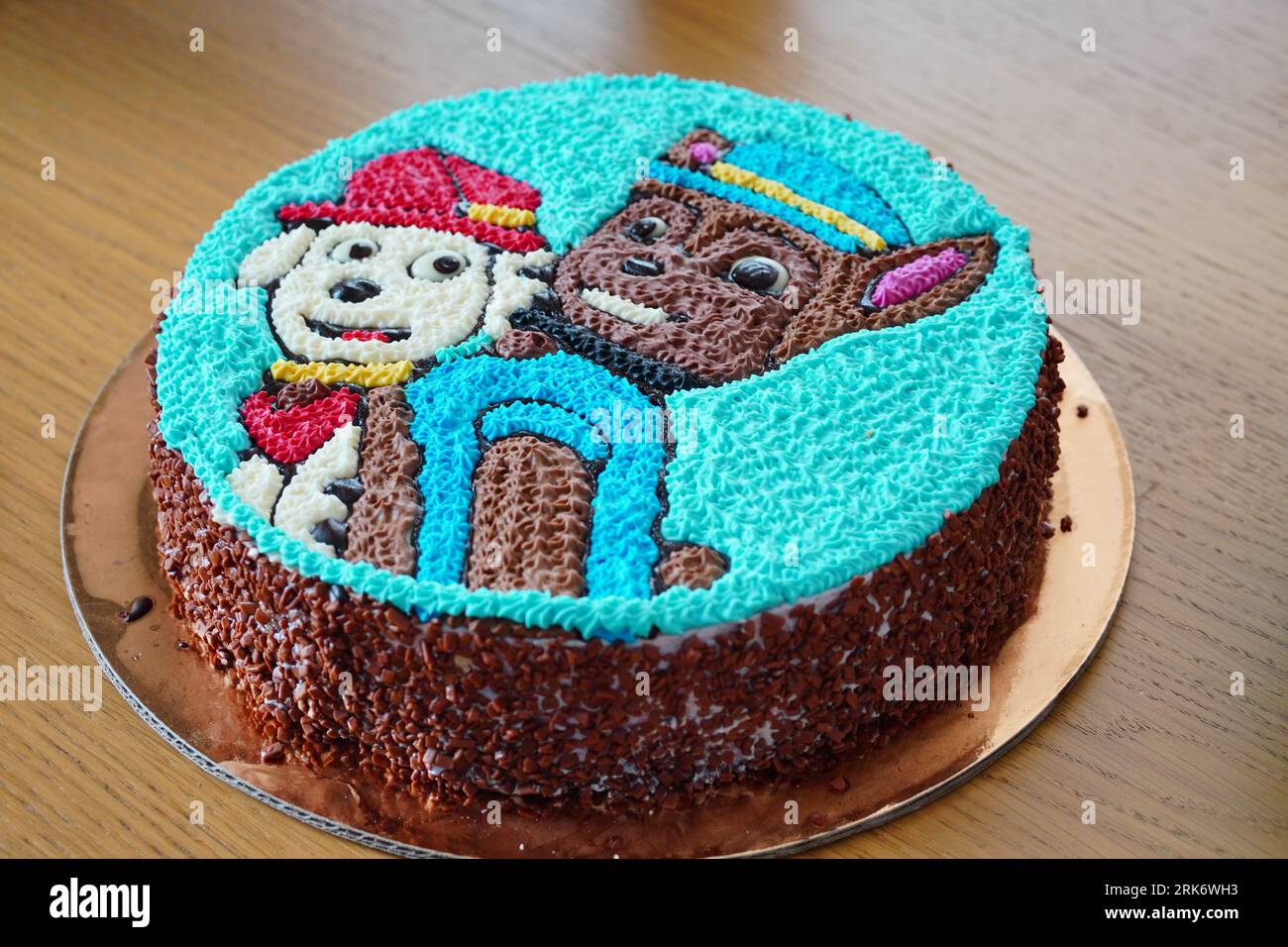 Una torta di compleanno rotonda a tema Paw Patrol su un tavolo Foto stock -  Alamy