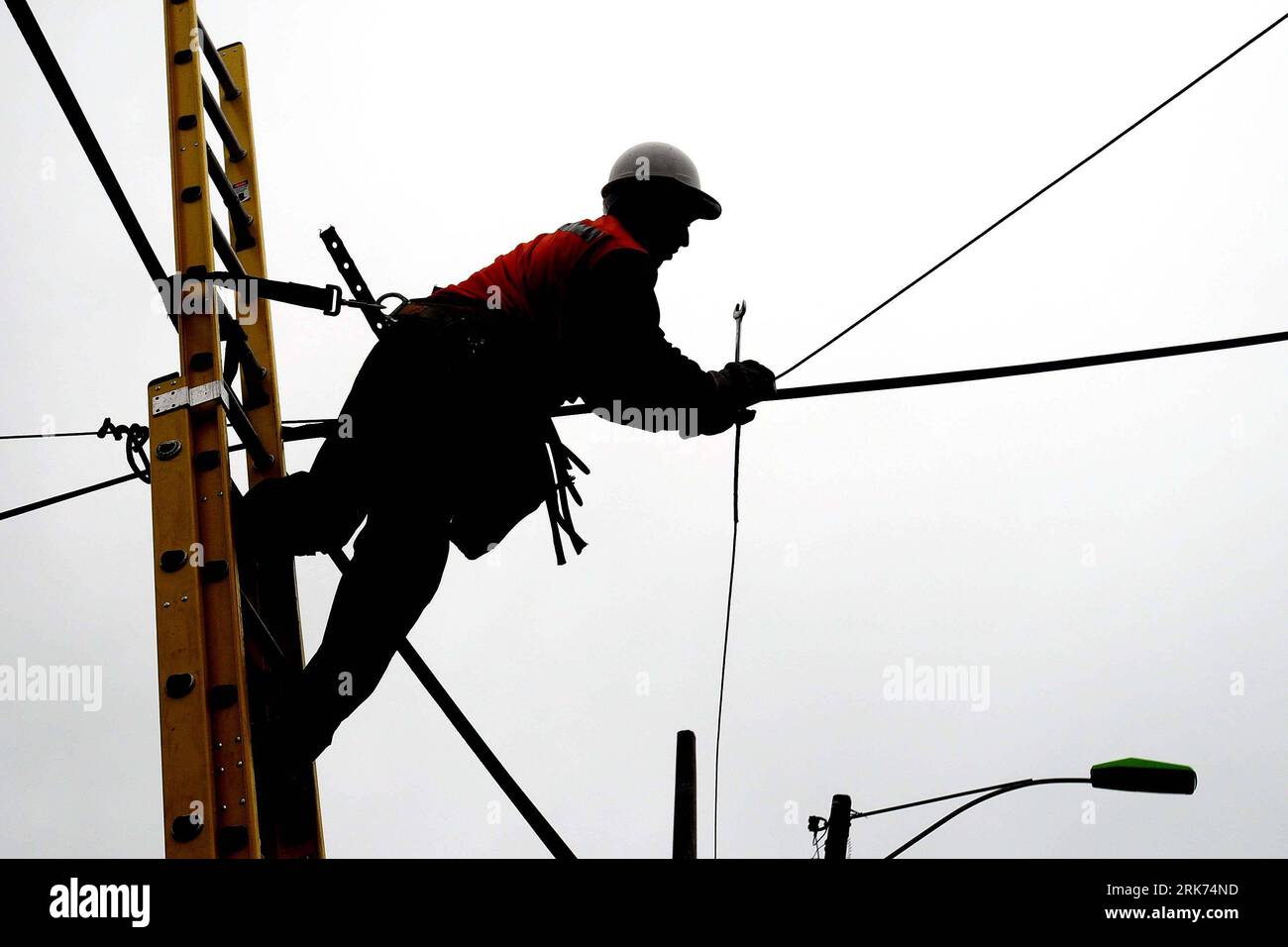 Bildnummer: 53862421 Datum: 16.03.2010 Copyright: imago/Xinhua (100317) -- TALCAHUANO, 17 marzo 2010 (Xinhua) -- Un lavoratore ripara impianti elettrici a Talcahuano, Cile, il 16 marzo 2010. La stima preliminare mostra che il Cile ha bisogno di 30 miliardi di dollari per la riparazione in seguito al terremoto di magnitudo 8,8 del febbraio 27, ha detto martedì il presidente Sebastian Pinera. (Xinhua/Camila Lassalle) (ypf) (8)CILE-TERREMOTO-TALCAHUANO-RESTAURO PUBLICATIONxNOTxINxCHN Naturkatastrophe Erdbeben Chile Aufräumarbeiten Gesellschaft premiumd xint kbdig xsk 2010 quer o0 Strommast Elektrizität Bildnummer 53862421 Foto Stock
