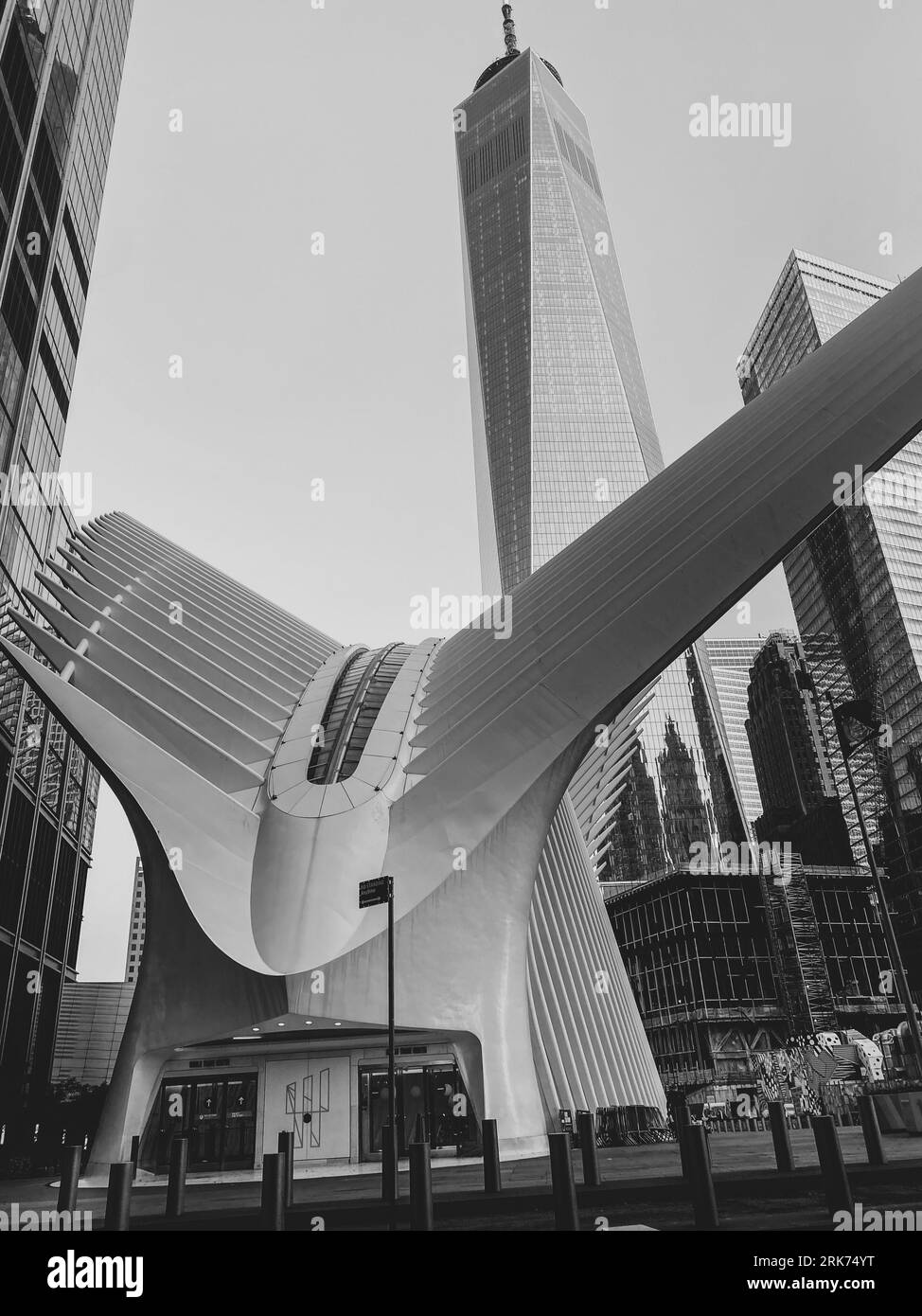 Una foto in scala di grigi del One World Trade Center e dell'edificio Oculus nel quartiere finanziario di New York Foto Stock