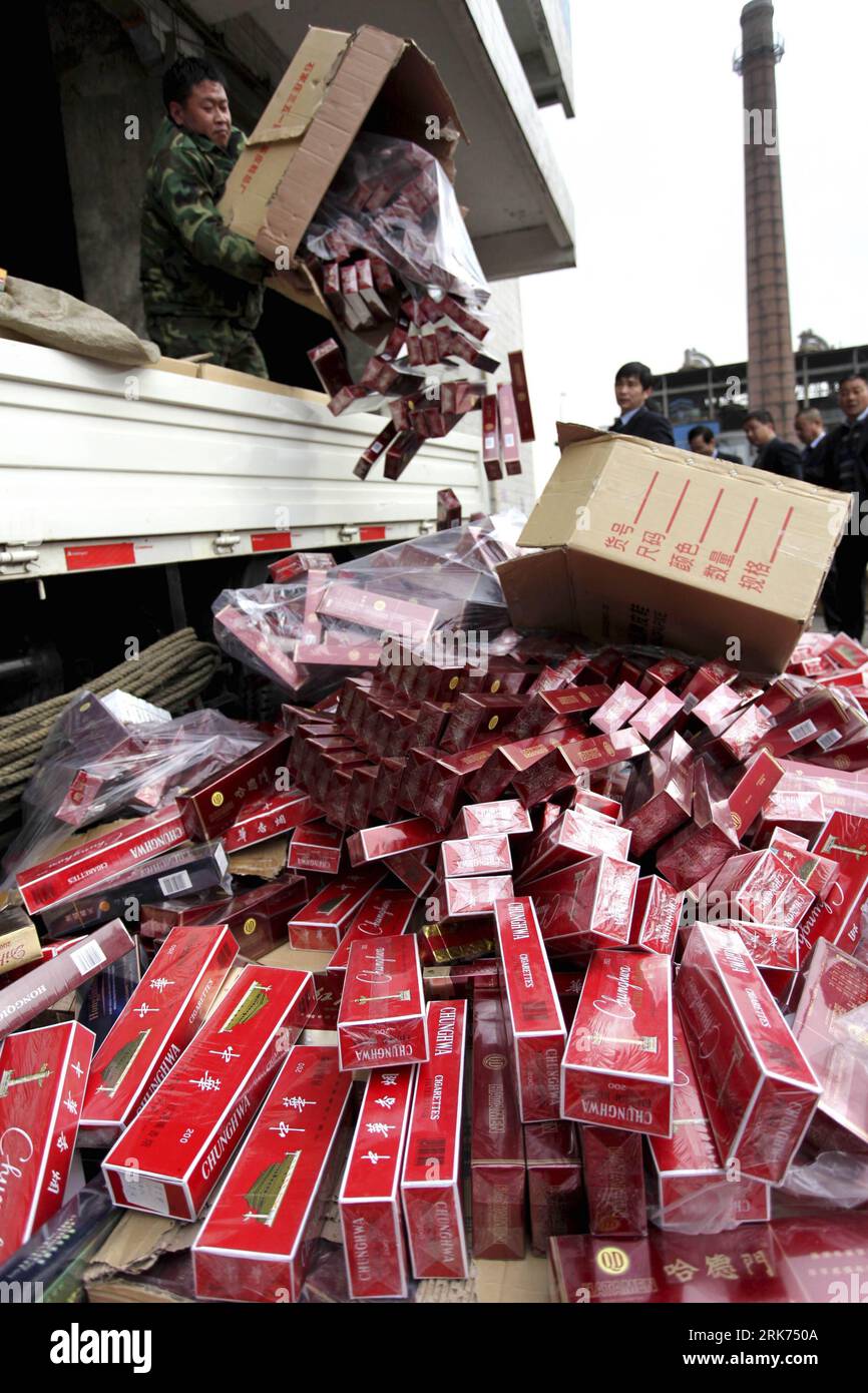 Bildnummer: 53860662 Datum: 15.03.2010 Copyright: imago/Xinhua (100317) -- XUCHANG, 17 marzo 2010 (Xinhua) -- i lavoratori del personale scaricano pile di sigarette contraffatte confiscate che saranno bruciate in una centrale termica a Xuchang, nella provincia di Henan della Cina centrale, 15 marzo 2010. Un totale di 8.000 scatole di sigarette finte e scadenti sono state distrutte lunedì. (Xinhua/Niu Shupei) (px) (7)CINA-HENAN-CONTRAFFAZIONE SIGARETTA-INCENERIMENTO(CN) PUBLICATIONxNOTxINxCHN Wirtschaft Kriminalität Wirtschaftskriminalität Zigaretten Fälschung kbdig xmk 2010 hoch o0 Vernichtung Bildnummer 53860662 Data 15 Foto Stock