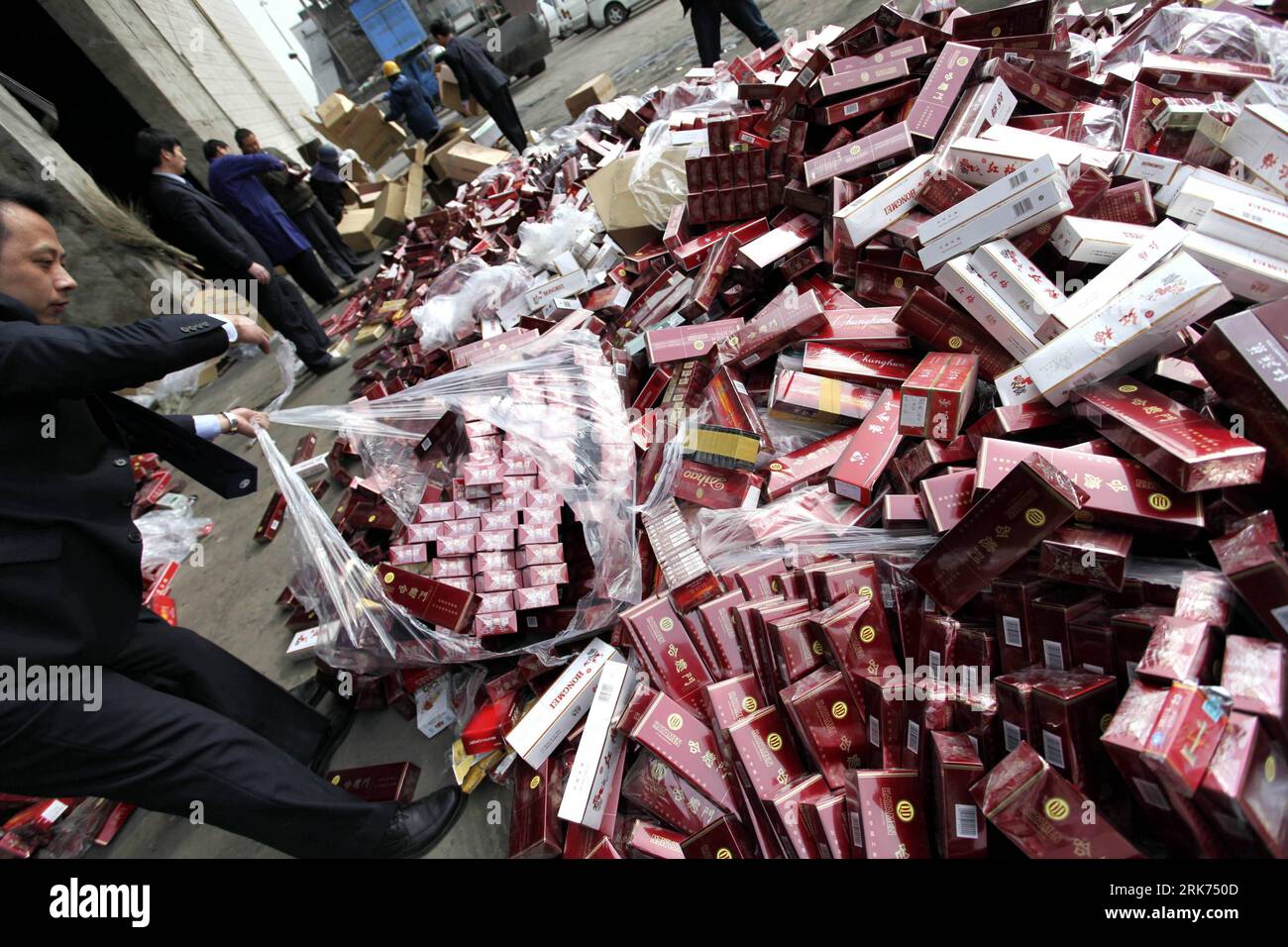 Bildnummer: 53860663 Datum: 15.03.2010 Copyright: imago/Xinhua (100317) -- XUCHANG, 17 marzo 2010 (Xinhua) -- i lavoratori del personale hanno messo insieme pile di sigarette contraffatte confiscate che saranno bruciate in una centrale termica a Xuchang, nella provincia di Henan, nella Cina centrale, 15 marzo 2010. Un totale di 8.000 scatole di sigarette finte e scadenti sono state distrutte lunedì. (Xinhua/Niu Shupei) (px) (1)CINA-HENAN-CONTRAFFAZIONE SIGARETTA-INCENERIMENTO(CN) PUBLICATIONxNOTxINxCHN Wirtschaft Kriminalität Wirtschaftskriminalität Zigaretten Fälschung kbdig xmk 2010 quer o0 Vernichtung Bildnummer 53860663 Data Foto Stock