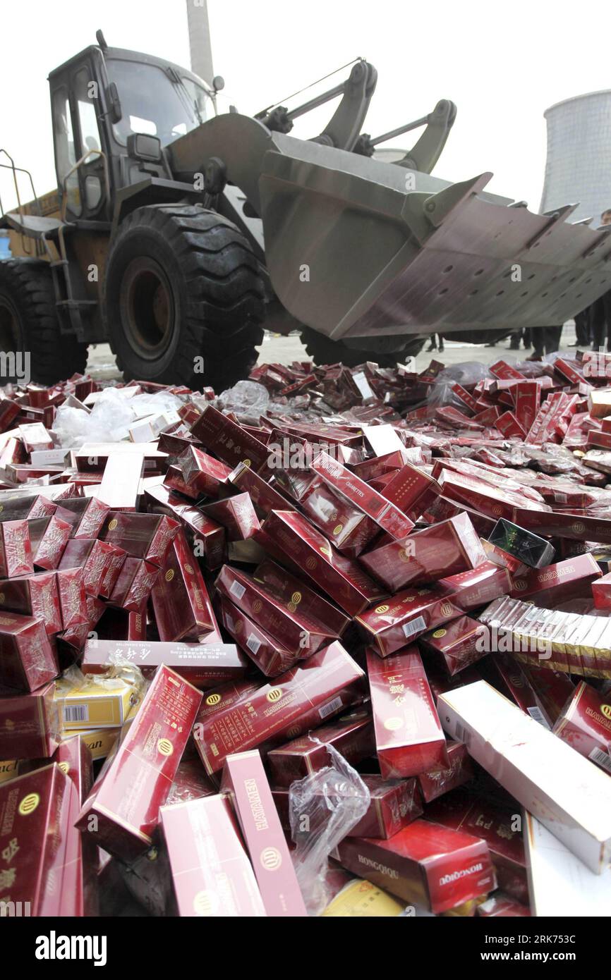 Bildnummer: 53860665 Datum: 15.03.2010 Copyright: imago/Xinhua (100317) -- XUCHANG, 17 marzo 2010 (Xinhua) -- Un carrello elevatore scruba e getta pile di sigarette contraffatte confiscate in un inceneritore in una centrale termica a Xuchang, nella provincia di Henan, nella Cina centrale, 15 marzo 2010. Un totale di 8.000 scatole di sigarette finte e scadenti sono state distrutte lunedì. (Xinhua/Niu Shupei) (px) (5)CINA-HENAN-FALSIFICAZIONE SIGARETTA-INCENERIMENTO(CN) PUBLICATIONxNOTxINxCHN Wirtschaft Kriminalität Wirtschaftskriminalität Zigaretten Fälschung kbdig xmk 2010 hoch premiumd xint o0 Vernichtung Bildnum Foto Stock