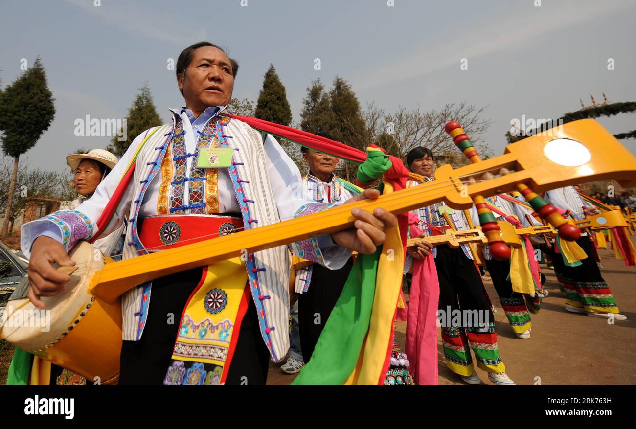 Bildnummer: 53868727 Datum: 18.03.2010 Copyright: imago/Xinhua (100319) -- MILE (provincia dello Yunnan), 19 marzo 2010 (Xinhua) -- la foto scattata il 18 marzo 2010 mostra il popolo Axi, un ramo del gruppo etnico Yi, che esegue una danza popolare chiamata Axi TIAOYUE , o Axi Dance Under Moonlight , nella città di Xiyi della contea di Mile, nella provincia dello Yunnan della Cina sud-occidentale. La danza ascia sotto il chiaro di luna è tradizionalmente eseguita per celebrare il raccolto e la vittoria e rappresenta l'essenza della cultura Axi, come credenze primitive, canzoni, strumenti musicali, costumi tradizionali e riti religiosi. La danza popolare wa Foto Stock