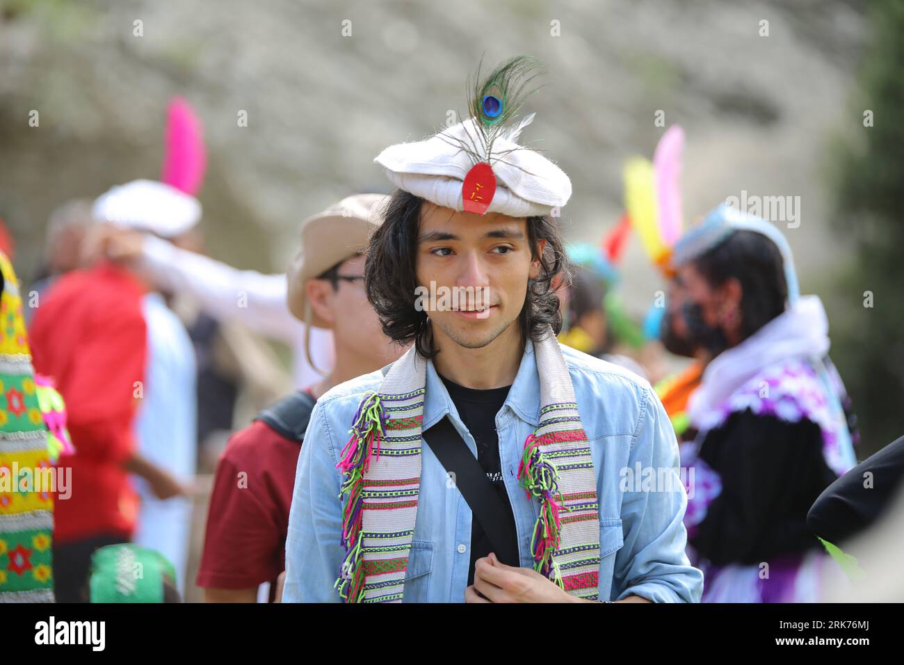 22 agosto 2023: Turista straniero al festival Uchal valle di Rumbur, Chitral Pakistan. Foto Stock