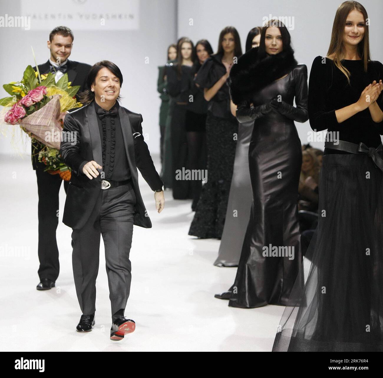 Bildnummer: 53870623 Datum: 20.03.2010 Copyright: imago/Xinhua (100320) -- MOSCA, 20 marzo 2010 (Xinhua) -- il designer russo Valentin Yudashkin (L Front) cammina con i modelli durante la sua mostra alla Volvo Fashion Week di Mosca, capitale della Russia, 20 marzo 2010. La Volvo Fashion Week è iniziata qui sabato. (Xinhua/Lu Jinbo) (zw) (1)RUSSIA-MOSCA-SETTIMANA DELLA MODA-VALENTIN YUDASHKIN PUBLICATIONxNOTxINxCHN Entertainment Kultur Mode Modenschau Week People Wirtschaft xint premiumd kbdig xsp 2010 quadrat highlight premiumd o0 se stesso FashionWeek, Damenmode o00 modello Bildnummer 53870623 Data 2 Foto Stock