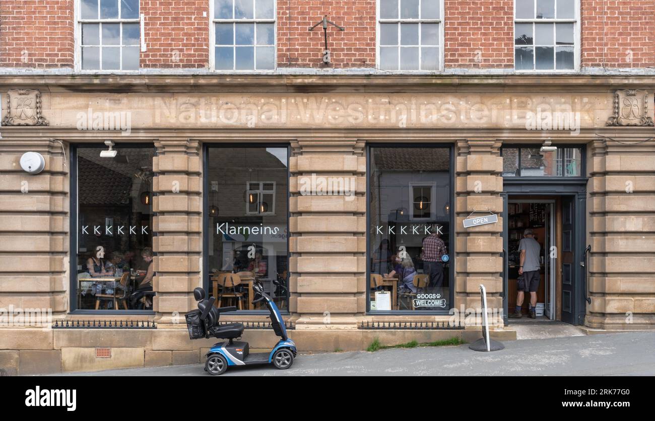 Filiale chiusa della NatWest Bank ora Klarneins Café a Pickering, Yorkshire, Inghilterra, Regno Unito Foto Stock