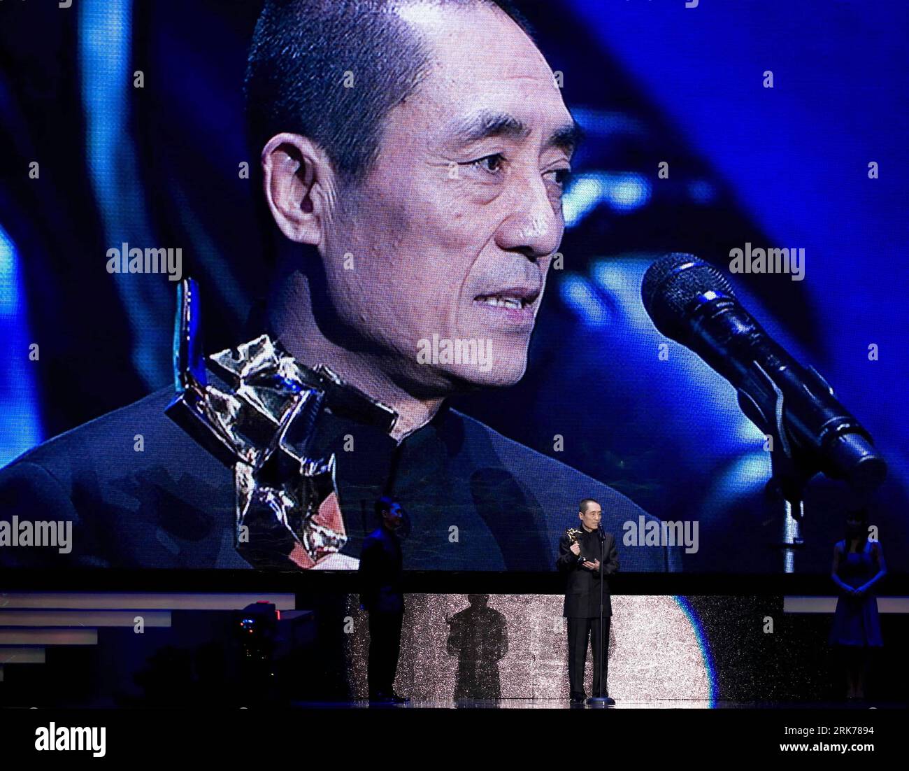 Bildnummer: 53880384 Datum: 22.03.2010 Copyright: imago/Xinhua (100322) - HONG KONG, 22 marzo 2010 (Xinhua) - il regista Zhang Yimou affronta la cerimonia di premiazione dopo aver vinto il premio Outstanding Contribution to Asian Cinema Award agli Asian Film Awards di Hong Kong, Cina meridionale, il 22 marzo 2010. (Xinhua/Chen Duo) (gj) (22)CHINA-HONG KONG-ASIAN FILM AWARDS (CN) PUBLICATIONxNOTxINxCHN Kultur Film Preisverleihung Preisträger Trophäe Objekte People totale kbdig xub 2010 quer o0 Hongkong o00 Projektion Videoprojektion Bildnummer 53880384 Data 22 03 2010 Copyright Imago XINHUA Hong Kong Foto Stock