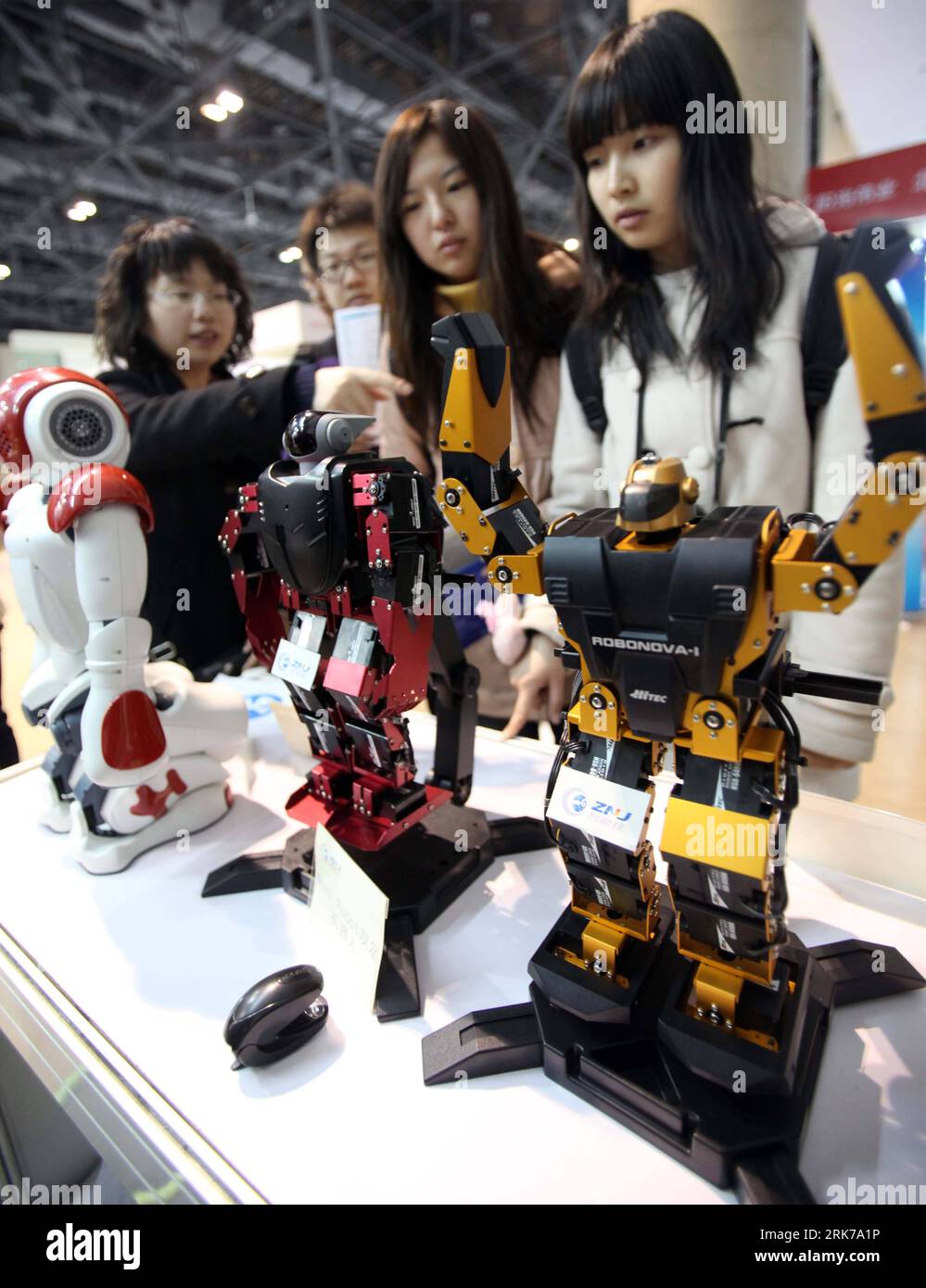 Bildnummer: 53892553 Datum: 25.03.2010 Copyright: imago/Xinhua (100325) -- PECHINO, 25 marzo 2010 (Xinhua) -- un espositore presenta i robot ai visitatori alla Beijing Educational Equipment Fair che si tiene a Pechino, capitale della Cina, il 25 marzo 2010. Un totale di 138 imprese di attrezzature e strumenti educativi hanno partecipato alla fiera aperta giovedì. (Xinhua/Chen Xiaogen) (wyx) (7)CHINA-BEIJING-EDUCATIONAL EQUIPMENT FAIR (CN) PUBLICATIONxNOTxINxCHN Gesellschaft Messe Bildung Bildungsmesse Technologie premiumd xint kbdig xng 2010 hoch o0 Roboter Bildnummer 53892553 Date 25 03 2010 Copyrig Foto Stock