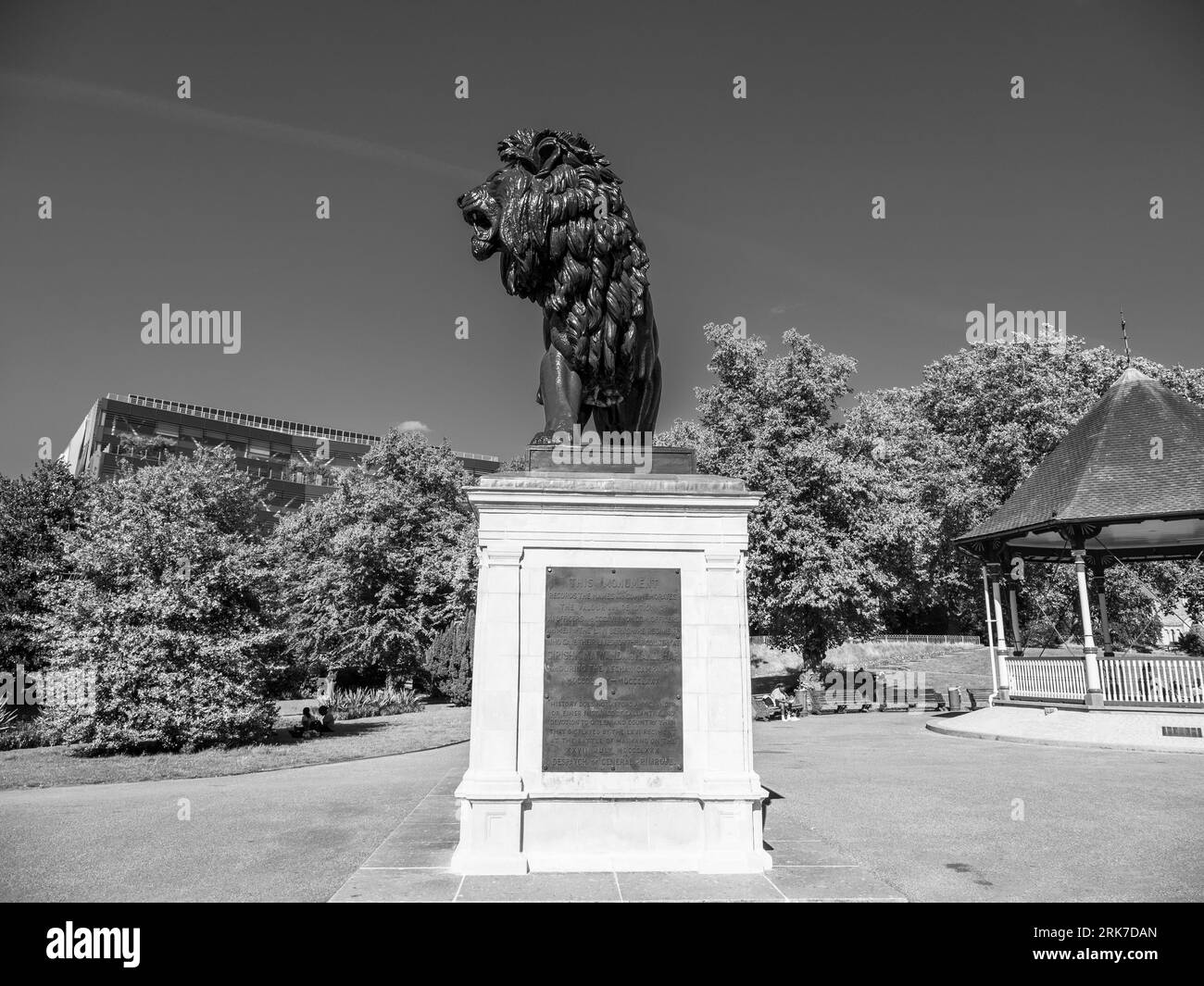 Bianco e nero, Maiwand Lion, Forbury Gardens, Abbey Quarter, Reading, Berkshire, Inghilterra, Regno Unito, Regno Unito. Foto Stock