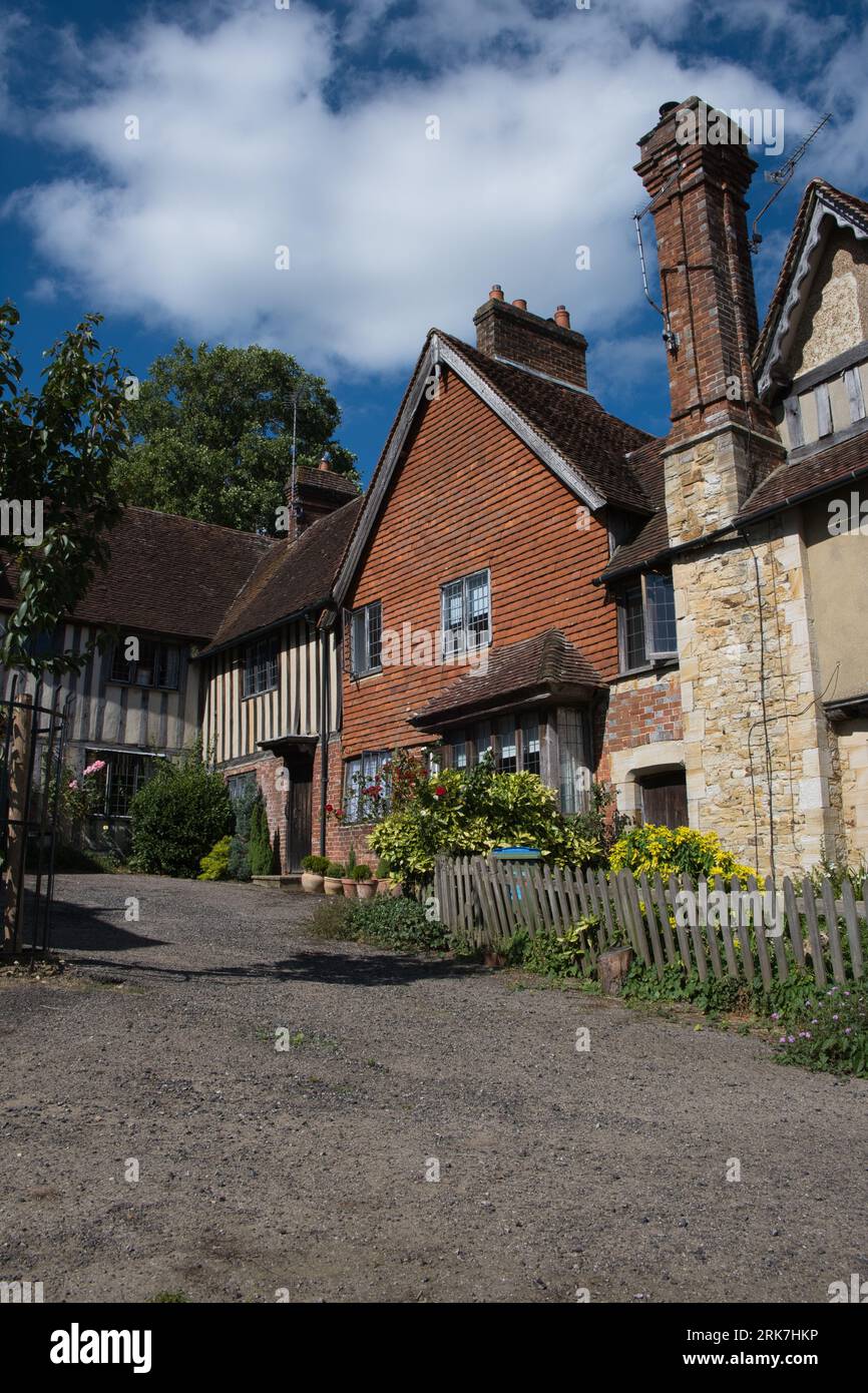 Vecchie case inglesi nel villaggio di Penshurst, Kent, in agosto. Foto Stock