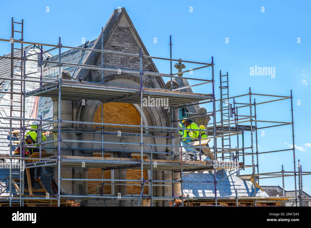 NEW ORLEANS, LOUISIANA, USA - 20 MAGGIO 2023: Tetti su impalcature che riparano il tetto della Richardson Memorial Hall nel campus della Tulane University Foto Stock