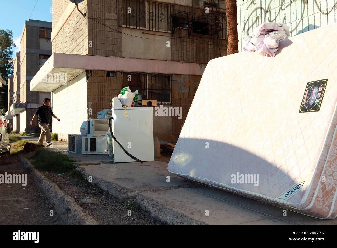 Bildnummer: 53919972 Datum: 05.04.2010 Copyright: imago/Xinhua (100406) - MEXICALI, 6 aprile 2010 (Xinhua) - Un uomo è impegnato a riportare le sue cose nella sua residenza a Mexicali, Messico, nello stato della Baja California, il 5 aprile 2010. La città messicana Mexicali sarà dichiarata zona disastrata dopo un terremoto di 7,2 gradi su scala Richter che sconvolge la zona domenica pomeriggio, uccidendo due persone e causando danni considerevoli, ha detto lunedì il governatore della Baja California, Jose Guadalupe Osuna. (Xinhua/Joaquin Morelli) (nxl) (6)MESSICO-MEXICALI-QUAKE-LIFE PUBLICATIONxNOTxINxCHN Erdbeben Naturka Foto Stock