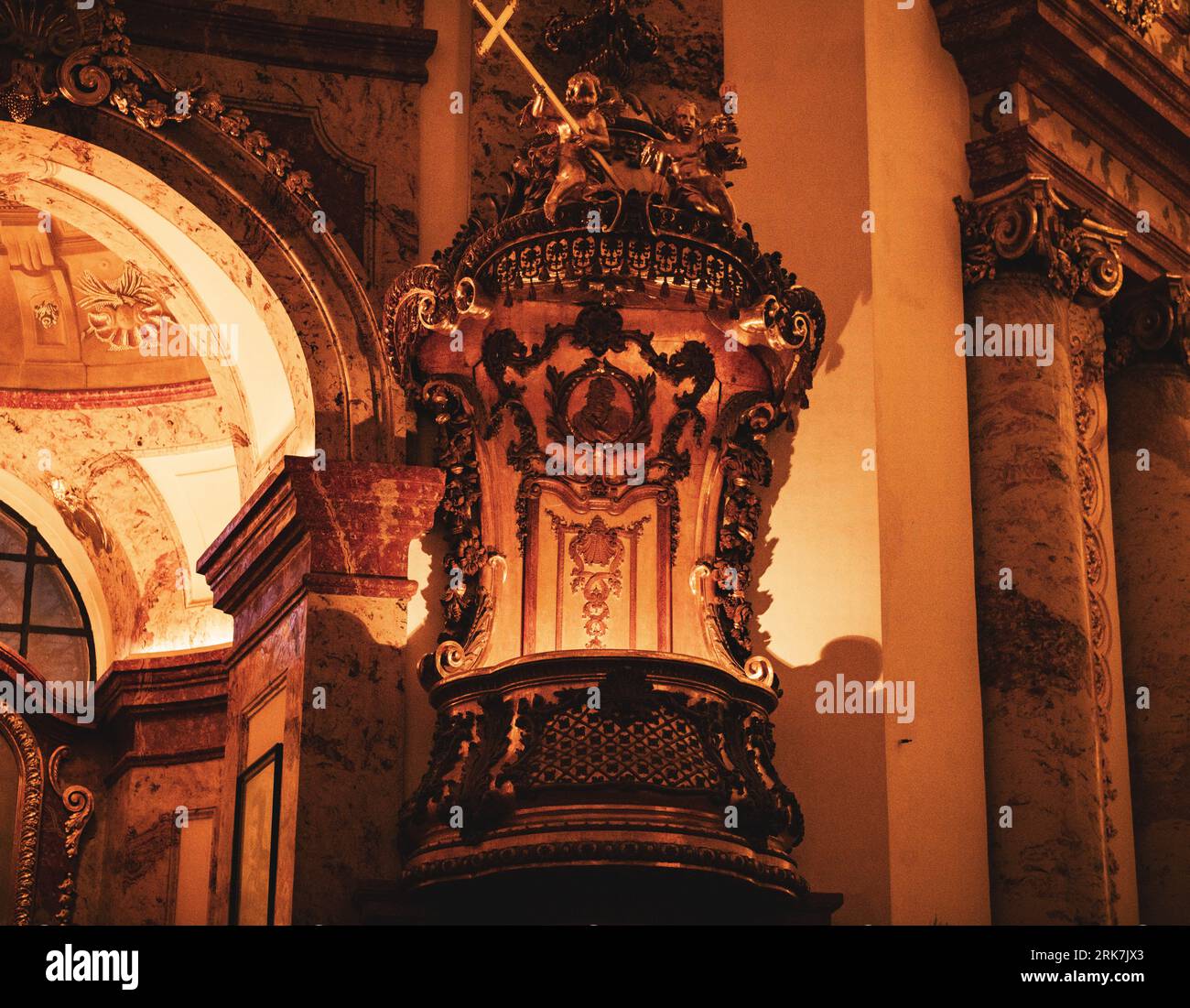 Vista interna di un edificio storico con un elaborato lampadario e finestre multiple: Vienna, Austria Foto Stock