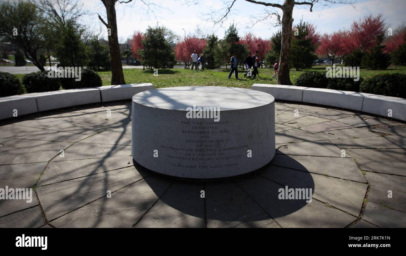 Bildnummer: 53921634 Datum: 05.04.2010 Copyright: imago/Xinhua (100406) - NEW YORK, 6 aprile 2010 (Xinhua) - Walk Near the Time Capsules Deposed at the Flushing Meadows Corona Park nel Borough of Queens, New York, The United States, 5 aprile 2010. Le Westinghouse Time Capsules sono due Time Capsule preparate dalla Westinghouse Electric & Manufacturing Company: Time Capsule i , creata per la Fiera Mondiale di New York; e Time Capsule II , creata per la Fiera Mondiale di New York. Entrambi sono sepolti 50 piedi sotto, e saranno aperti nello stesso momento nel 6939, cinquemila anni dopo Foto Stock