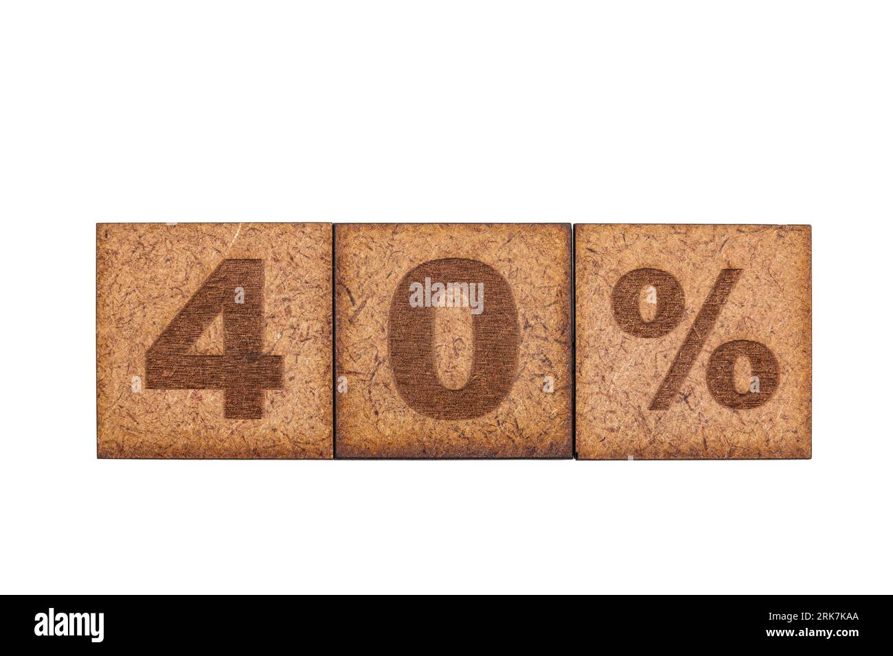 Numero e segni su piastrelle quadrate in legno su sfondo bianco; numero quaranta e segno percentuale. Foto Stock