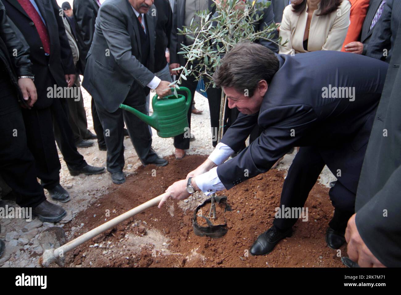 Bildnummer: 53927638  Datum: 08.04.2010  Copyright: imago/Xinhua  French Industry Minister Christian Estrosi plants an olive tree during the inauguration ceremony of the Bethlehem Industrial Park near the West Bank city of Bethlehem on April 8, 2010. France will pay up to 10 million euros to finance the project with the aim of backing the Palestinian economy. (Xinhua/Luay Sababa) BETHLEHEM-FRENCH-INDUSTRY-ESTROSI PUBLICATIONxNOTxINxCHN People Politik premiumd xint kbdig xsp 2010 quer    Bildnummer 53927638 Date 08 04 2010 Copyright Imago XINHUA French Industry Ministers Christian Estrosi Plant Foto Stock