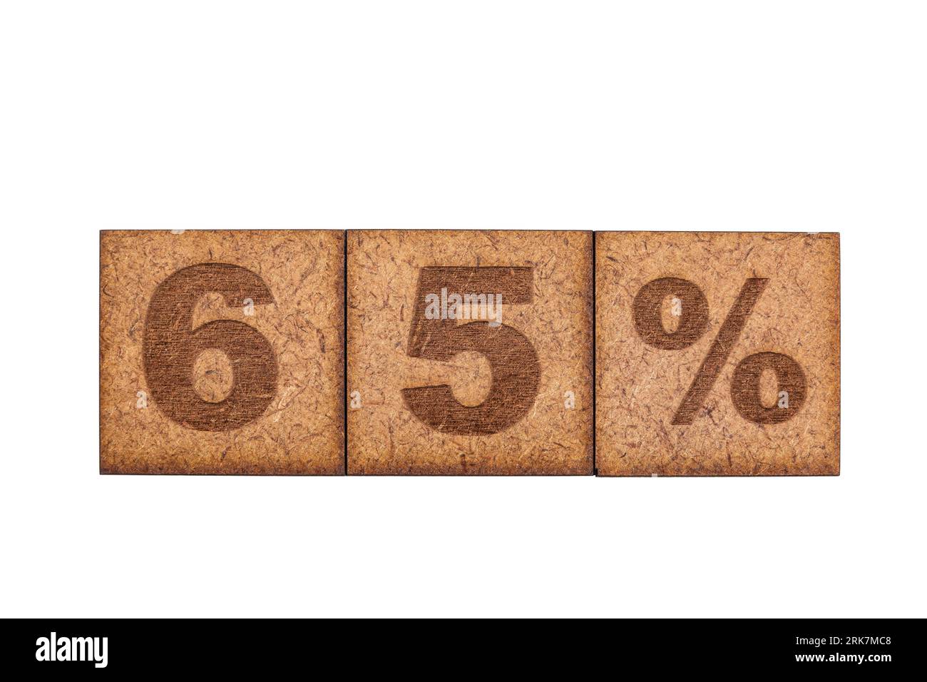 Numero e segni su piastrelle quadrate in legno su sfondo bianco; numero sessantacinque e segno percentuale. Foto Stock