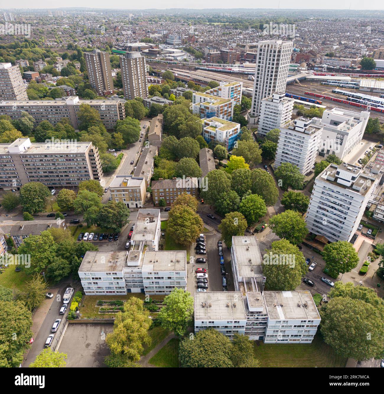 La Winstanley and York Road Estate comprende due grandi tenute di appartamenti residenziali prevalentemente pubblici a Battersea, Londra, Clapham Junction Foto Stock