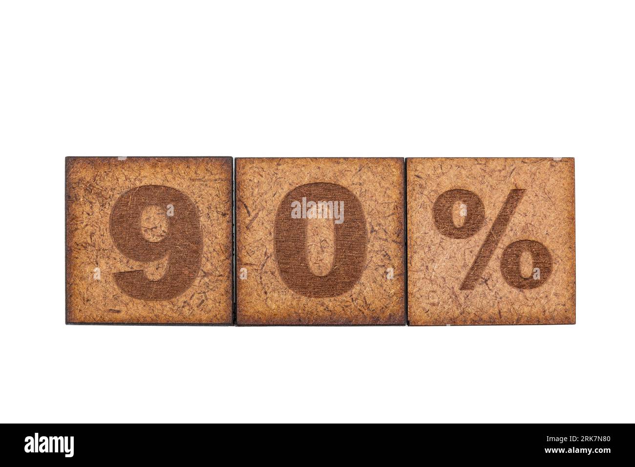 Numero e segni su piastrelle quadrate in legno su sfondo bianco; numero novanta e segno percentuale. Foto Stock