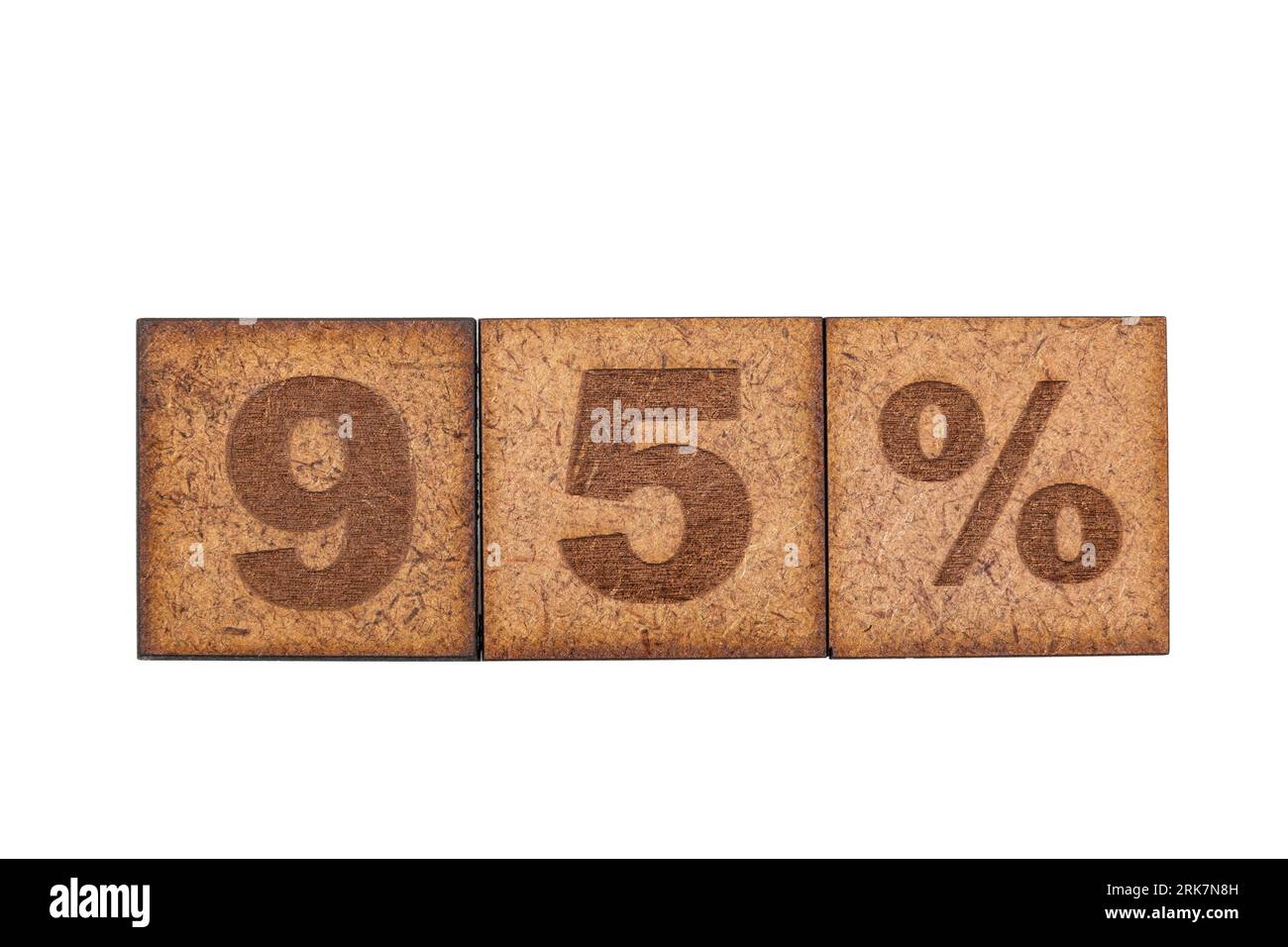 Numero e segni su piastrelle quadrate in legno su sfondo bianco; numero novantacinque e segno percentuale. Foto Stock
