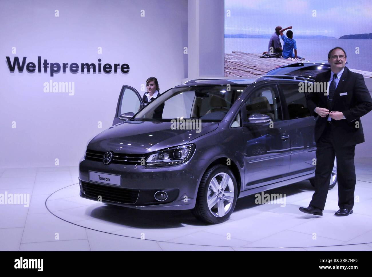 Bildnummer: 53930536 Datum: 09.04.2010 Copyright: imago/Xinhua (100409) -- LIPSIA, 9 aprile 2010 (Xinhua) -- il minivan Volkswagen Touran del 2011 ridisegnato fa il suo debutto mondiale al Leipzig International Auto Show di Lipsia, Germania, 9 aprile 2010. L'auto show è in programma tra il 10 e il 18 aprile. (Xinhua/Wang Pingping) (gxr) (3)GERMANIA-LIPSIA-AUTO SHOW-WORLD PREMIERE PUBLICATIONxNOTxINxCHN Wirtschaft Autoindustrie Messe Automobil Objekte kbdig xmk 2010 quer Bildnummer 53930536 Data 09 04 2010 Copyright Imago XINHUA Lipsia 9 aprile 2010 XINHUA la Volkswagen Toura 2011 Foto Stock
