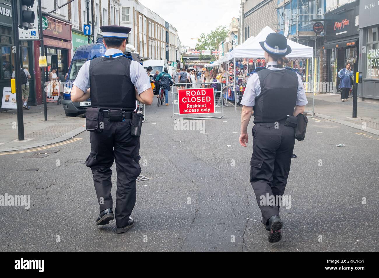 LONDRA - 10 LUGLIO 2023: La polizia cammina su Portobello Road nella zona di Notting Hill nella zona ovest di Londra Foto Stock