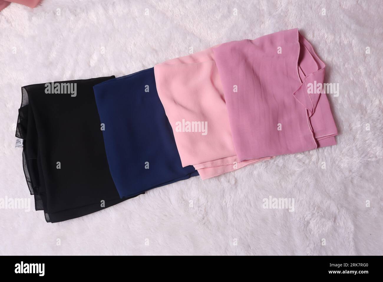 hijab ripiegato su sfondo bianco. variazione di colore di pashmina, hijab instan. hijab, jilbab, sciarpa per la moda femminile musulmana. Foto Stock