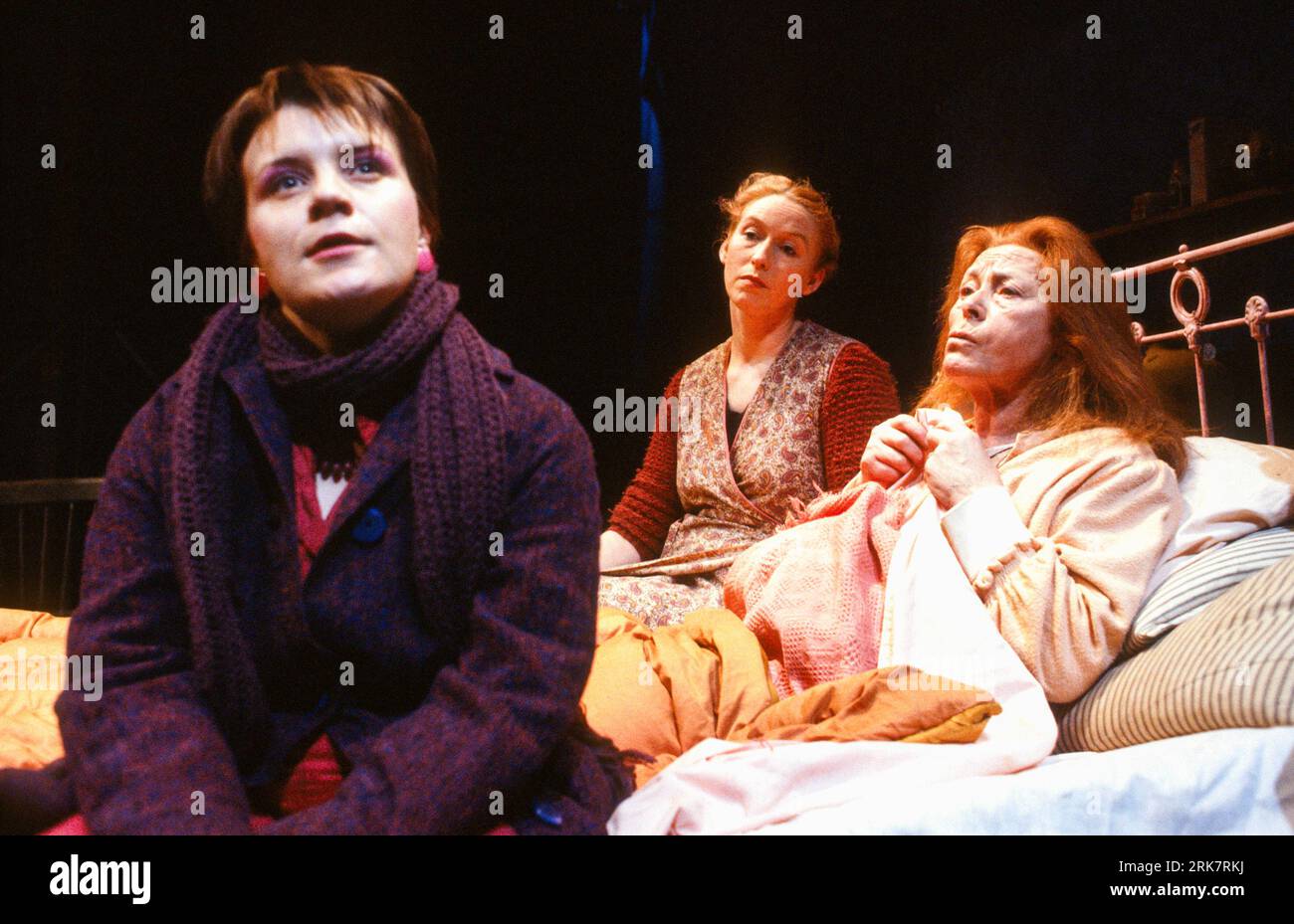 l-r: Mary McEvoy (Dolly), Marie Mullen (Mary), Siobhan McKenna (Mommo) in BAILEGANGAIRE di Tom Murphy al Donmar Warehouse, Londra WC2 19/02/1986 a Druid Theatre Company, Galway scenografia: Frank Conway regista: Garry Hynes Foto Stock