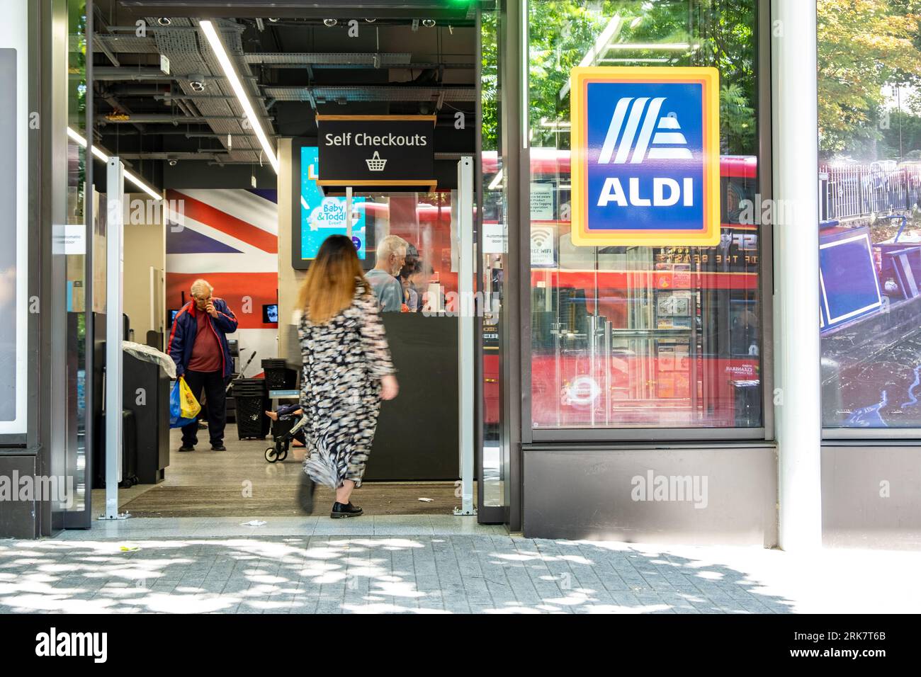 LONDRA - 17 LUGLIO 2023: Supermercato Aldi su Edgware Road. Catena tedesca di supermercati economici Foto Stock