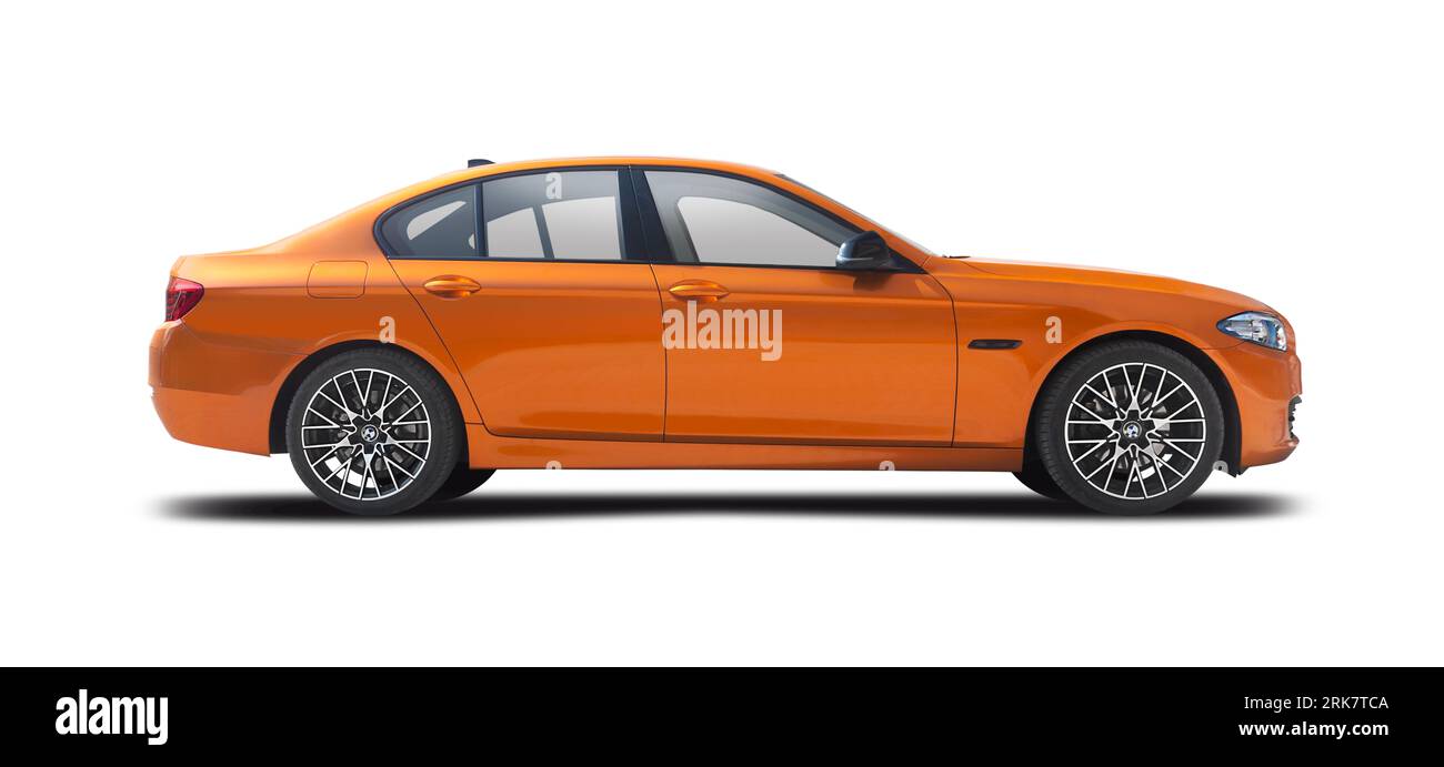 Auto BMW serie 5, vista laterale isolata su sfondo bianco Foto Stock