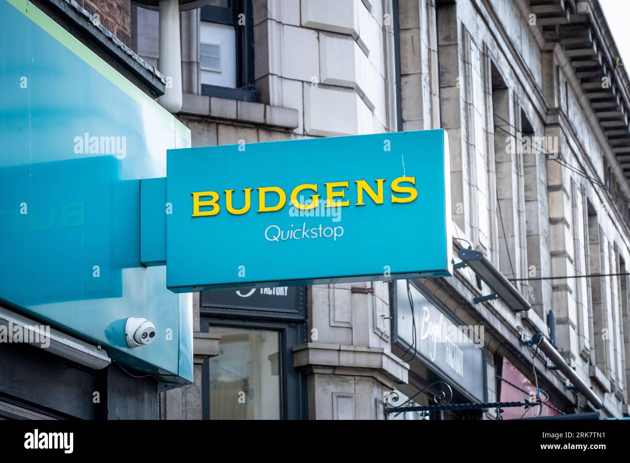 LONDRA - 17 LUGLIO 2023: Budgens store a Paddington W1, Londra, catena britannica di minimarket Foto Stock