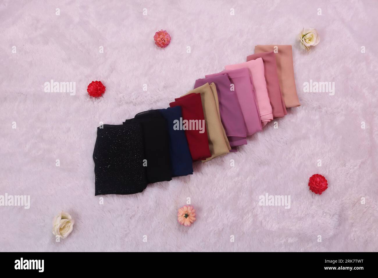 hijab ripiegato su sfondo bianco. variazione di colore di pashmina, hijab instan. hijab, jilbab, sciarpa per la moda femminile musulmana. Foto Stock