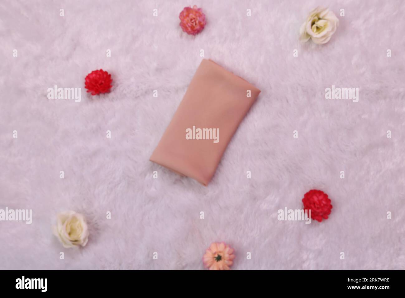 hijab ripiegato su sfondo bianco. variazione di colore di pashmina, hijab instan. hijab, jilbab, sciarpa per la moda femminile musulmana. Foto Stock