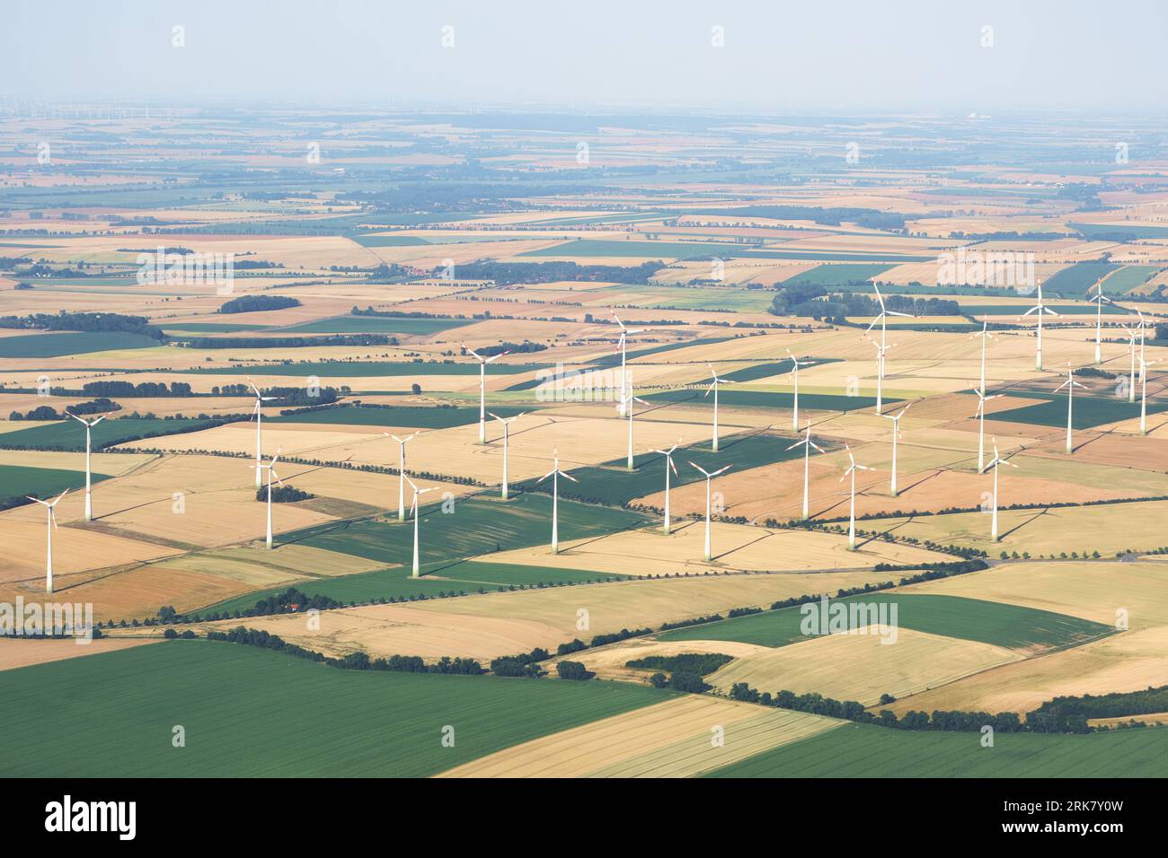 Vista aerea della fattoria delle turbine eoliche in Sassonia-Anhalt, Germania. Centrali eoliche e terreni agricoli in estate. Foto Stock