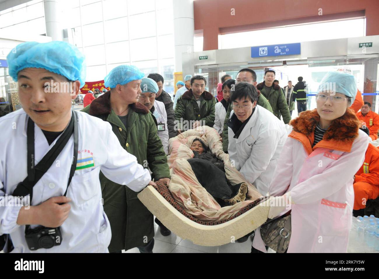 Bildnummer: 53945893 Datum: 16.04.2010 Copyright: imago/Xinhua (100416) - YUSHU (QINGHAI), 16 aprile 2010 (Xinhua) -- un ferito viene trasportato su un aereo nella contea di Yushu, nella provincia del Qinghai della Cina nord-occidentale, 16 aprile 2010. Alcuni dei feriti del terremoto del mercoledì sono stati trasferiti in grandi città come Xining, Lanzhou e Chengdu per cure mediche. (Xinhua/He Junchang) (dyw) CHINA-YUSHU-QUAKE-INFORTUNATO TRASFERIMENTO (CN) PUBLICATIONxNOTxINxCHN Gesellschaft Naturkatastrophe Erdbeben kbdig xmk 2010 quer o0 medizinische Versorgung, Opfer, Erdbebenopfer, Bildnummer 53945893 D. Foto Stock