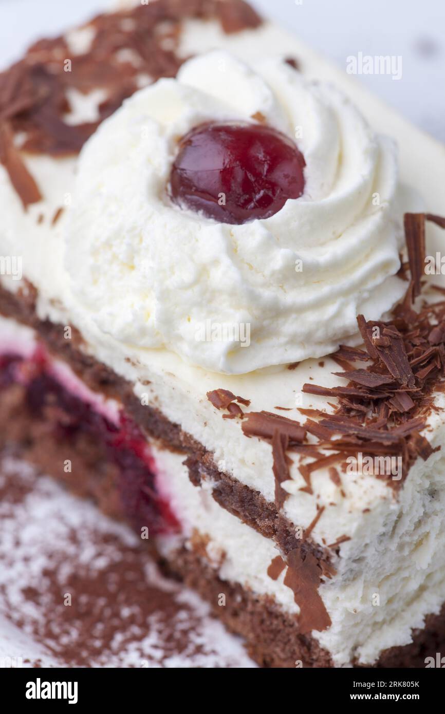 Torta della Foresta Nera con ciliegia Foto Stock