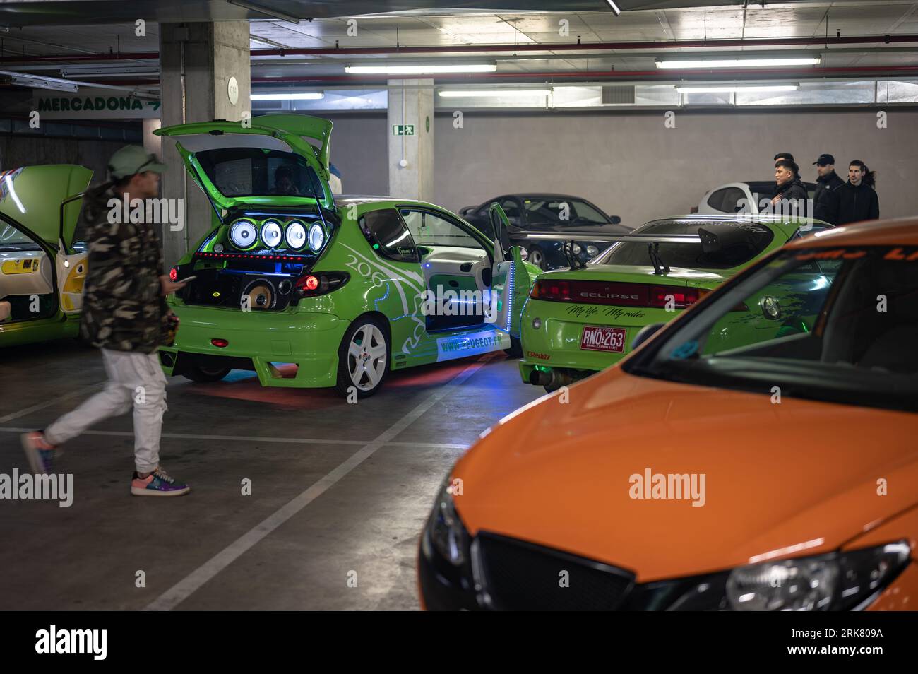 Auto con un enorme impianto stereo nel bagagliaio Foto stock - Alamy