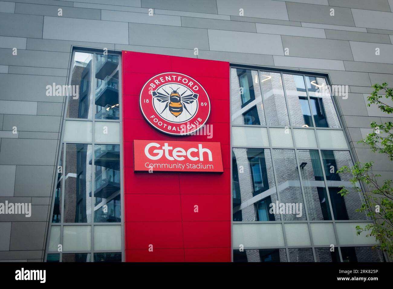 LONDRA - 31 LUGLIO 2023: Logo esterno dello stadio di calcio Brentford FC a West London Foto Stock