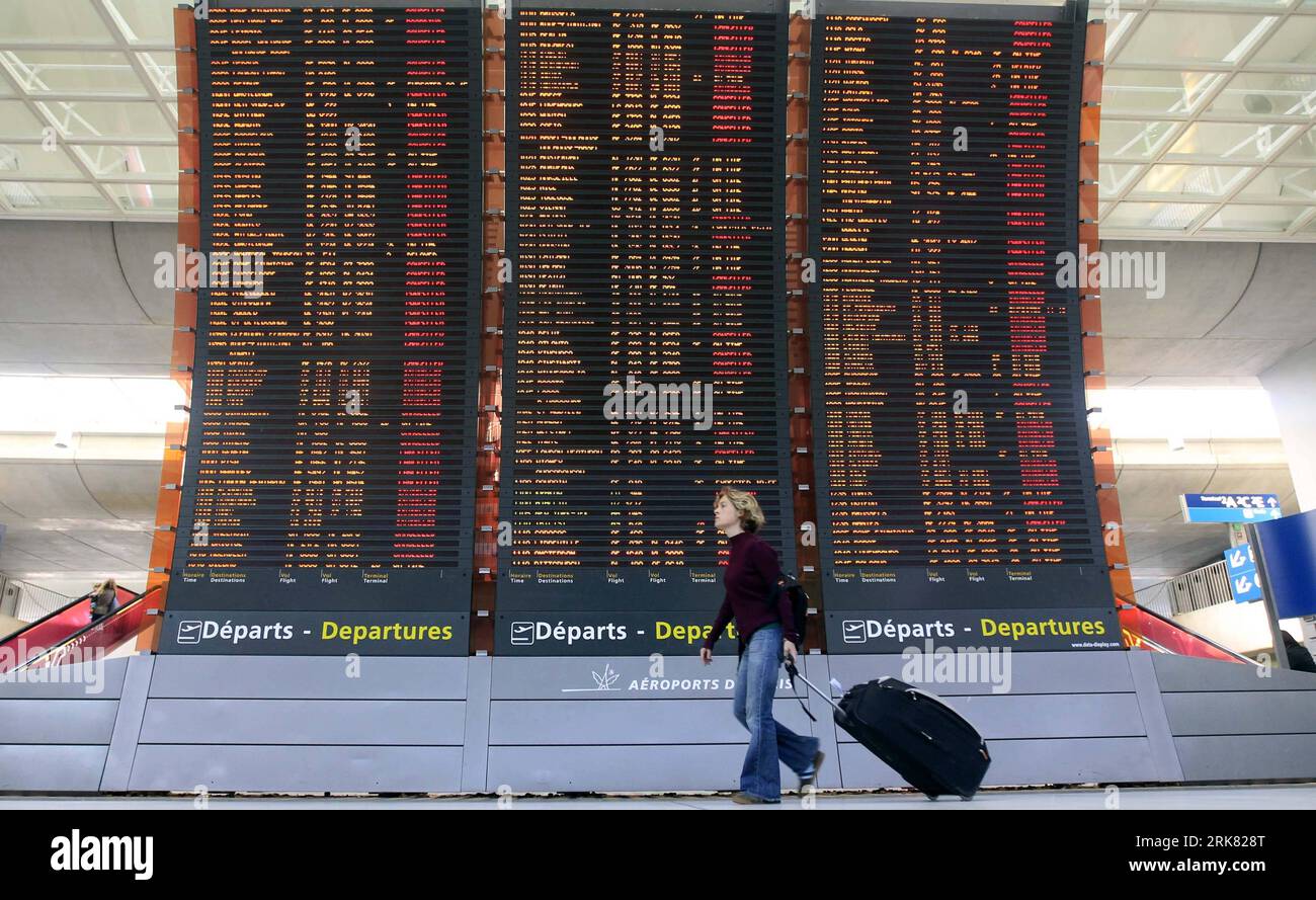 100420 -- PARIGI, 20 aprile 2010 Xinhua -- Un passeggero cammina davanti allo schermo elettronico dell'aeroporto Charles De Gaulle di Parigi, capitale della Francia, 20 aprile 2010. La Francia ha detto che stava progressivamente riaprendo gli aeroporti da lunedì, con voli limitati da Parigi a partire dall'inizio di martedì. Xinhua/Zhang Yuwei msq FRANCE-AIRPORT-REOPENING PUBLICATIONxNOTxINxCHN Foto Stock