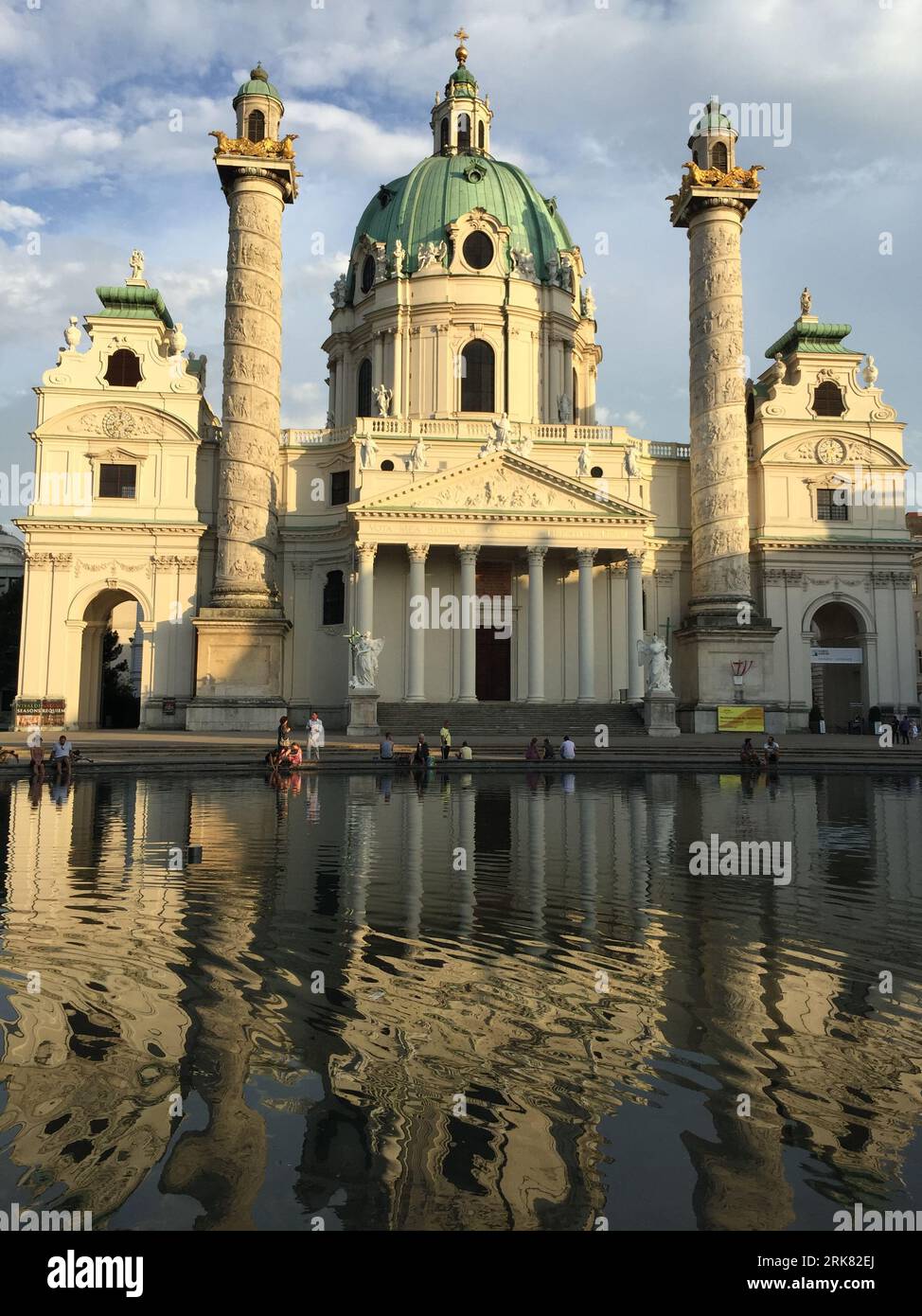 La chiesa di Karlskirche, nota anche come chiesa di San Carlo Borromeo, progettata da Fischer von Erlach situata a Karlsplatz a Vienna, Austria Foto Stock