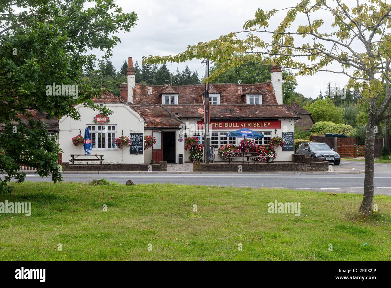 The Bull at Riseley, un pub Shepherd Neame nel villaggio di Riseley sul confine del Berkshire Hampshire, Inghilterra, Regno Unito Foto Stock
