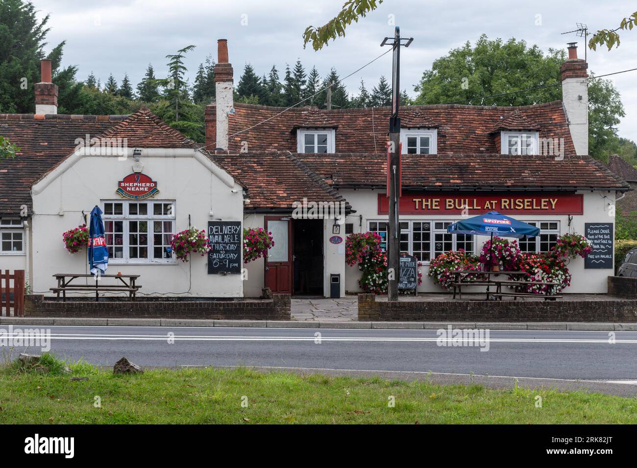 The Bull at Riseley, un pub Shepherd Neame nel villaggio di Riseley sul confine del Berkshire Hampshire, Inghilterra, Regno Unito Foto Stock