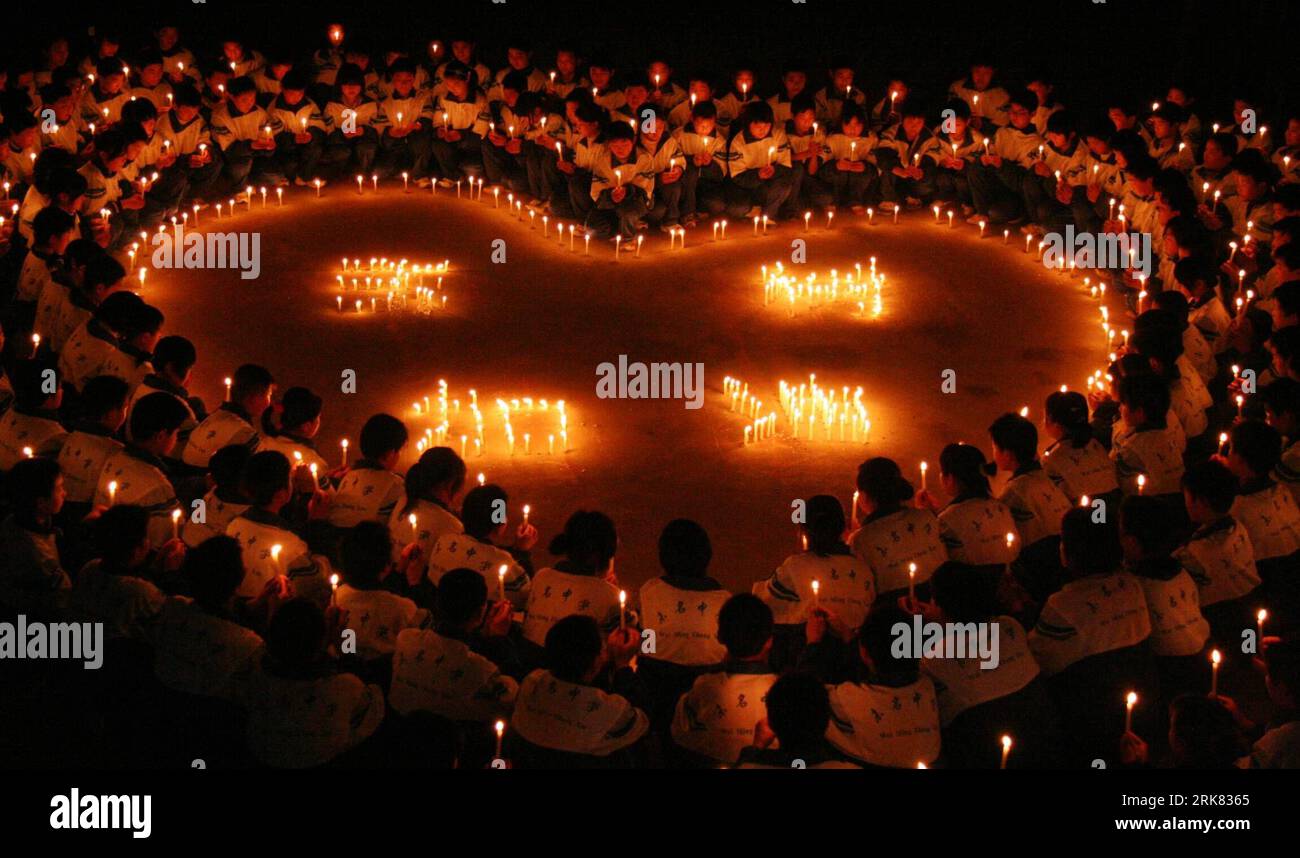 Bildnummer: 53961195 Datum: 21.04.2010 Copyright: imago/Xinhua (100421) -- LINYI, 21 aprile 2010 (Xinhua) -- gli studenti delle scuole medie si riuniscono intorno al gruppo di candele illuminate sotto forma di cuori amorevoli per piangere le vittime del terremoto di Yushu, nella città di Linyi, nella provincia dello Shandong della Cina orientale, 20 aprile 2010. Mercoledì la Cina ha pianto le vittime del terremoto della scorsa settimana lanciando bandiere a mezz'asta e sospendendo l'intrattenimento pubblico. Studenti e insegnanti della Weiming Middle School si sono riuniti nel campus per accendere oltre 400 candele per trasmettere le loro condoglianze a tutti i soggetti colpiti dal terremoto. Foto Stock