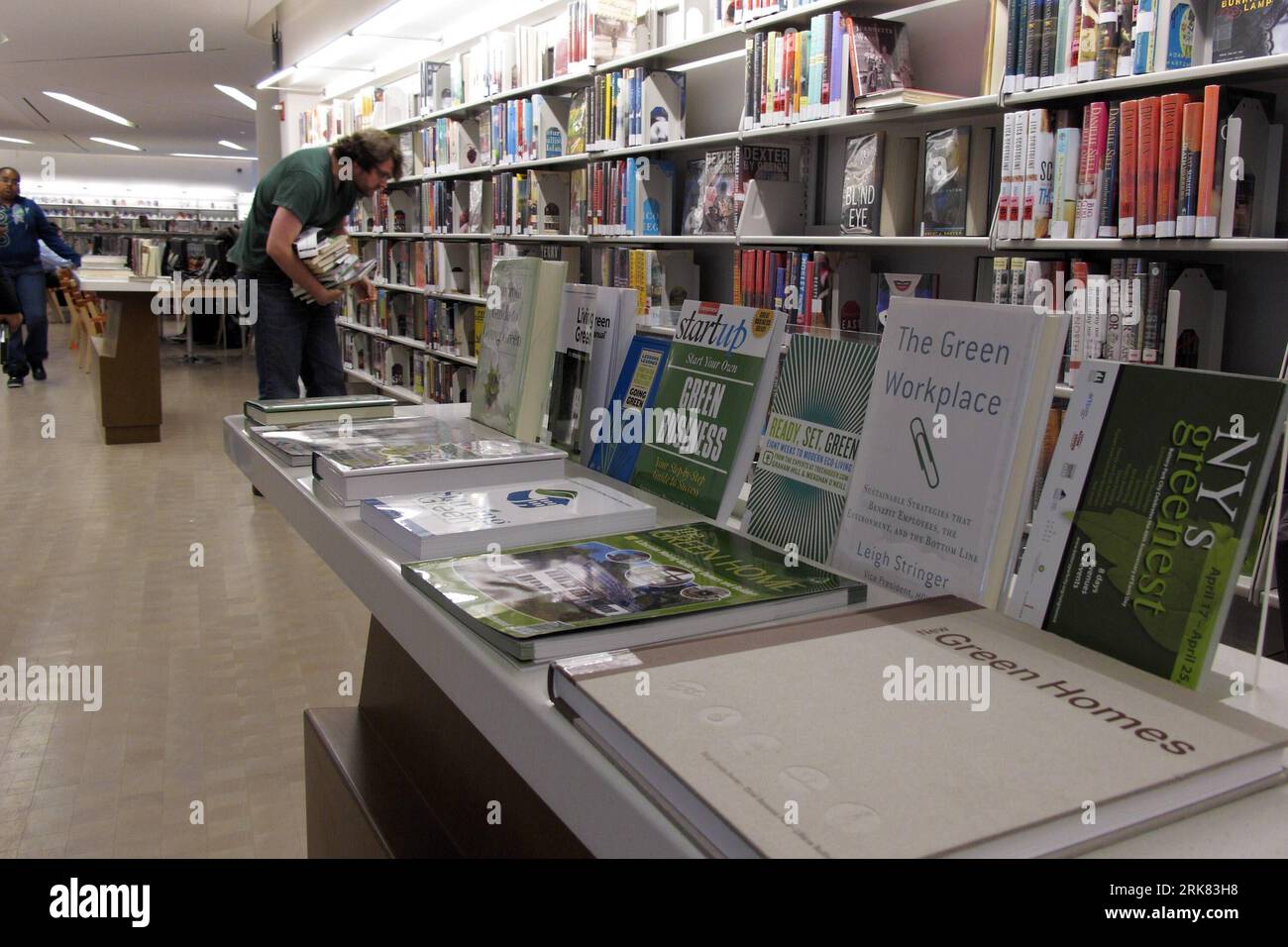 Bildnummer: 53962569 Datum: 20.04.2010 Copyright: imago/Xinhua Books About How to Be Environmental-friendly are displyed at the New York Public Library Battery Park City Branch to Greet the Earth Day in New York 20 aprile 2010. La filiale di Battery Park City della New York Public Library è considerata la più nuova e più verde del sistema grazie al suo design e al suo montaggio rispettosi dell'ambiente. (Xinhua/Wu Kaixiang) (lx) (4)U.S.-NEW YORK-GREEN LIBRARY PUBLICATIONxNOTxINxCHN Gesellschaft Grüne Bibliothek Fotostory premiumd xint kbdig xsk 2010 quer Bildnummer 53962569 Date 20 04 2010 Copyright Imago XINHUA Foto Stock