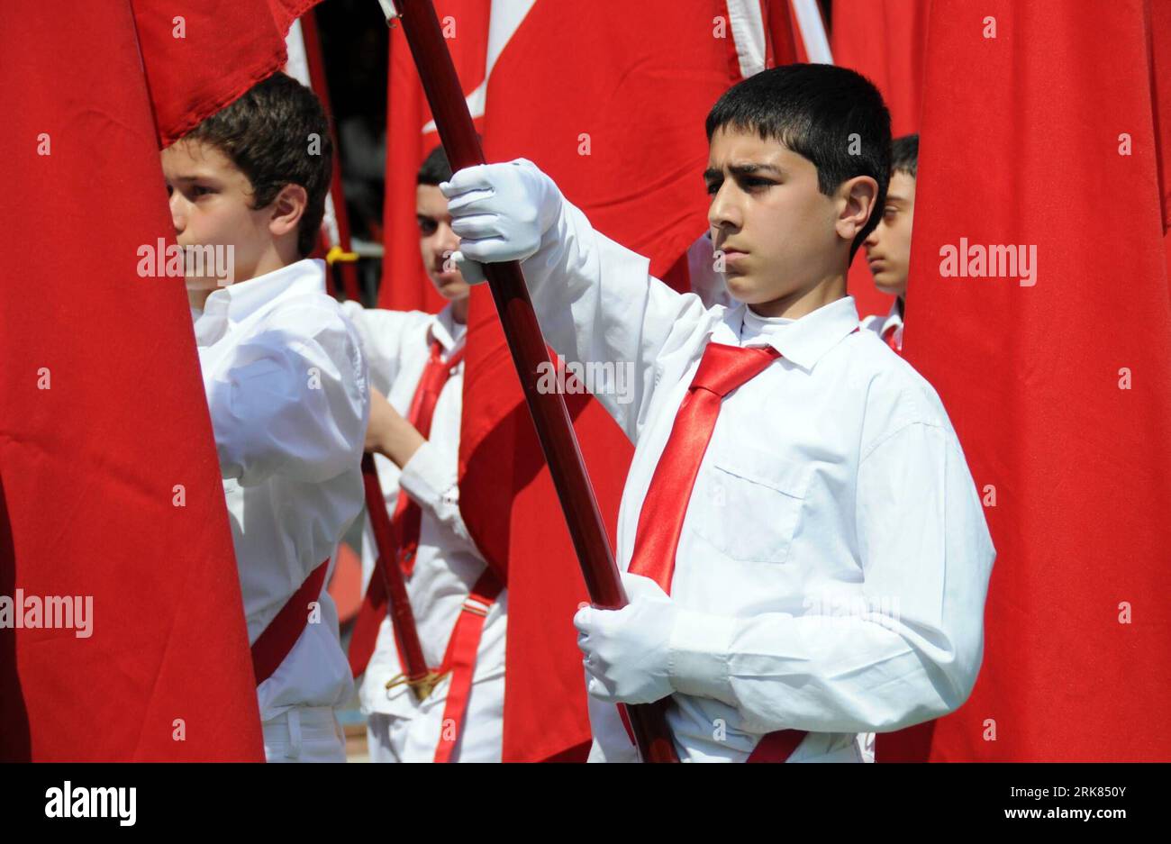 Bildnummer: 53971867 Datum: 23.04.2010 Copyright: imago/Xinhua (100423) -- ISTANBUL, 23 aprile 2010 (Xinhua) -- i bambini tengono bandiere mentre marciano durante la celebrazione della sovranità nazionale e del giorno dei bambini in uno stadio a Istanbul, in Turchia, 23 aprile 2010. Più di 10.000 bambini provenienti da diverse scuole si sono esibiti per celebrare la Festa della sovranità nazionale e dei bambini a Istanbul venerdì. (Xinhua/Chen Ming) (lmz) (2)TURCHIA-ISTANBUL-SOVRANITÀ NAZIONALE E GIORNO DEI BAMBINI PUBLICATIONxNOTxINxCHN Gesellschaft Türkei 23 Nisan internationales Kinderfest Nationalfeiertag kbdig xdp 2010 quer Foto Stock
