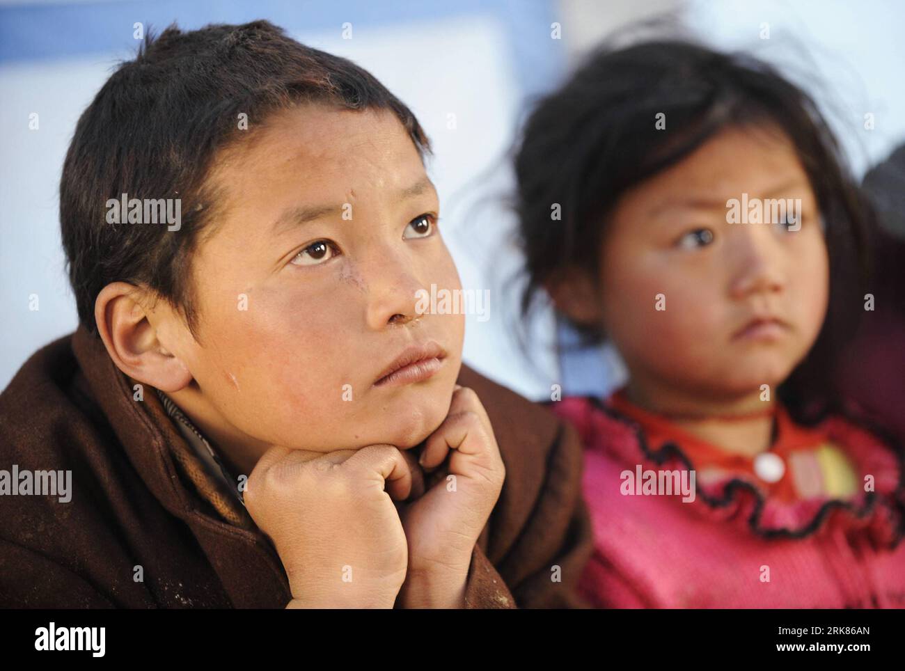 Bildnummer: 53974821 Datum: 25.04.2010 Copyright: imago/Xinhua (100425) - YUSHU (QINGHAI), 25 aprile 2010 (Xinhua) --i bambini del gruppo etnico tibetano hanno le loro classi all'interno della classe temporanea all'ippodromo Gyegu città della prefettura autonoma tibetana di Yushu, provincia del Qinghai della Cina nord-occidentale, 25 aprile 2010. Costruita da volontari dell'associazione di volontari giovanili Shaanxi, questa tenda è utilizzata come aula per più di 10 bambini di gruppo etnico tibetano con solo tre sgabelli in legno ma lavagna. Anche se le condizioni sono difficili, i bambini potrebbero avere lezioni e giocare Foto Stock