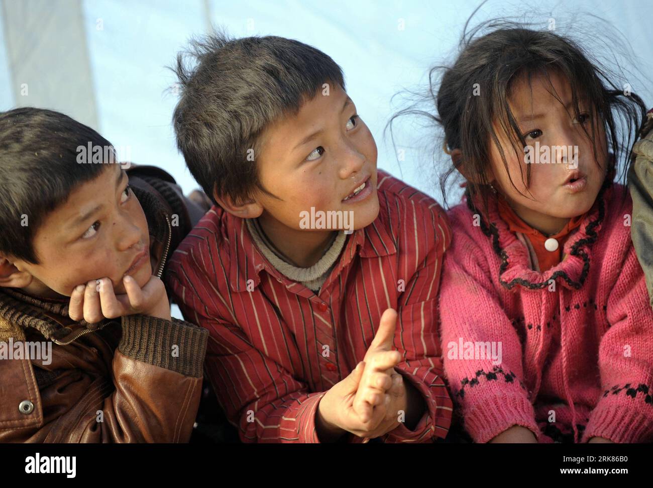 Bildnummer: 53974819 Datum: 25.04.2010 Copyright: imago/Xinhua (100425) - YUSHU (QINGHAI), 25 aprile 2010 (Xinhua) --i bambini del gruppo etnico tibetano hanno le loro classi all'interno della classe temporanea all'ippodromo Gyegu città della prefettura autonoma tibetana di Yushu, provincia del Qinghai della Cina nord-occidentale, 25 aprile 2010. Costruita da volontari dell'associazione di volontari giovanili Shaanxi, questa tenda è utilizzata come aula per più di 10 bambini di gruppo etnico tibetano con solo tre sgabelli in legno ma lavagna. Anche se le condizioni sono difficili, i bambini potrebbero avere lezioni e giocare Foto Stock