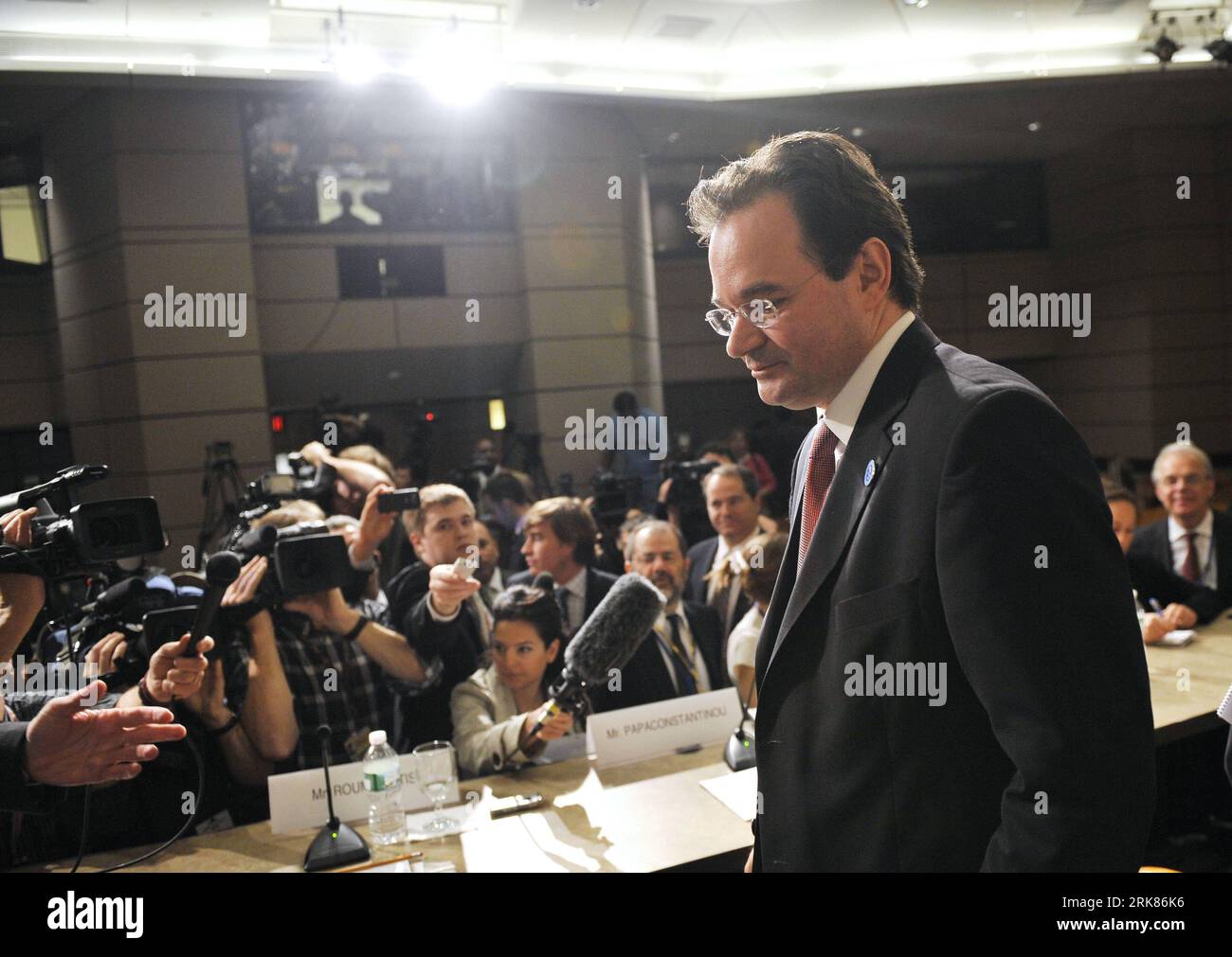 100425 -- WASHINGTON, 25 aprile 2010 Xinhua -- il ministro delle finanze greco George Papaconstantinou partecipa a una conferenza stampa alle riunioni di primavera della Banca Mondiale e del FMI a Washington D.C., capitale degli Stati Uniti, 25 aprile 2010. Xinhua/Zhang Jun 5U.S.-WASHINGTON-GREECE-CONFERENZA STAMPA PUBLICATIONxNOTxINxCHN Foto Stock